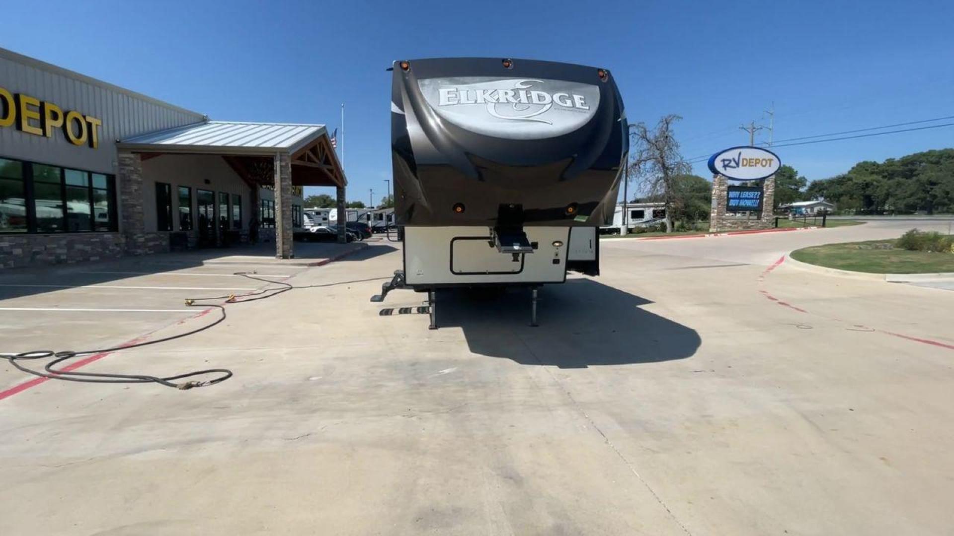 2016 HEARTLAND ELKRIDGE E30 (5SFRG332XGE) , Length: 34.4 ft. | Dry Weight: 9,022 lbs. | Gross Weight: 11,700 lbs. | Slides: 2 transmission, located at 4319 N Main St, Cleburne, TX, 76033, (817) 678-5133, 32.385960, -97.391212 - Photo#4