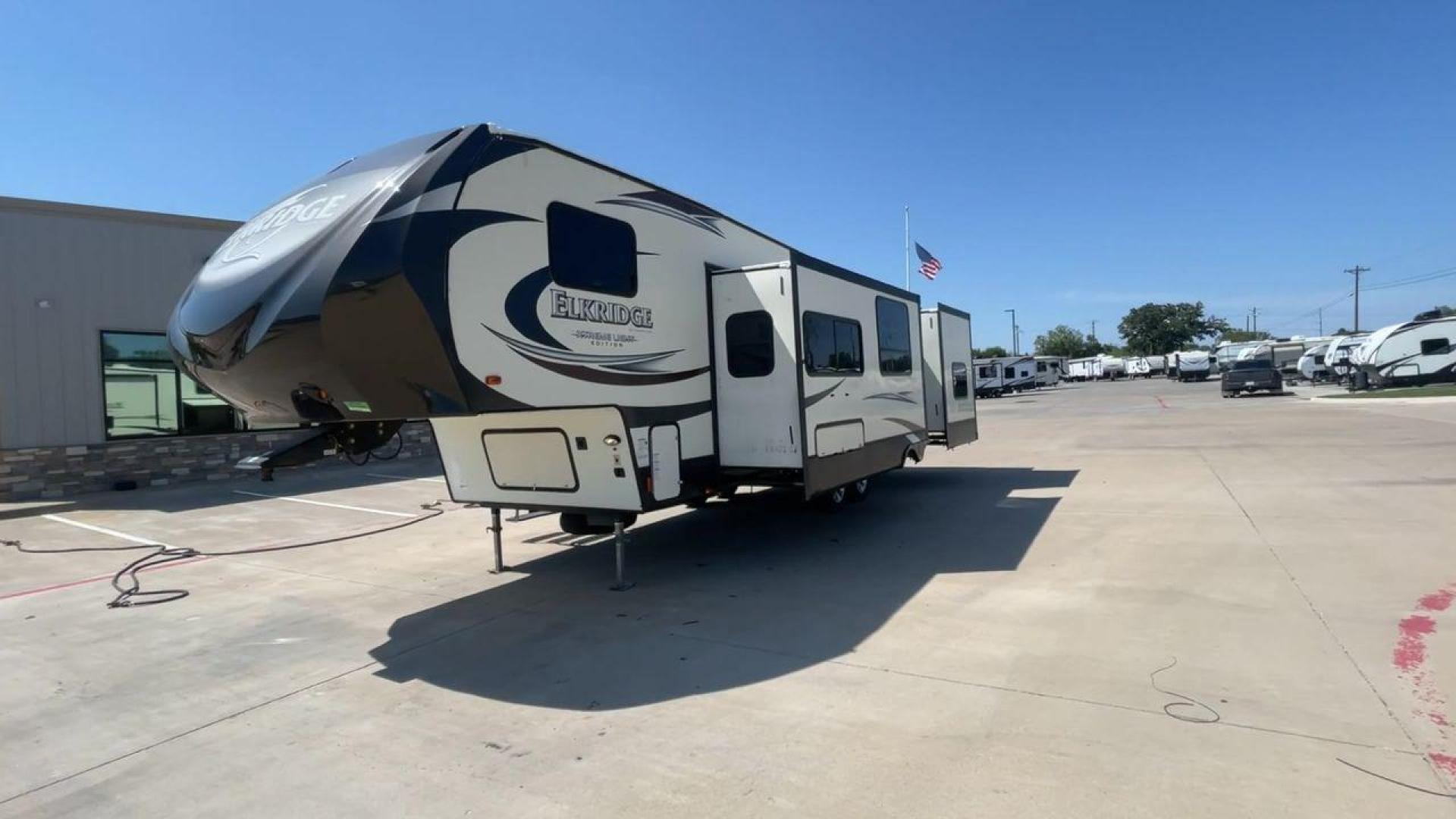 2016 HEARTLAND ELKRIDGE E30 (5SFRG332XGE) , Length: 34.4 ft. | Dry Weight: 9,022 lbs. | Gross Weight: 11,700 lbs. | Slides: 2 transmission, located at 4319 N Main St, Cleburne, TX, 76033, (817) 678-5133, 32.385960, -97.391212 - Photo#5