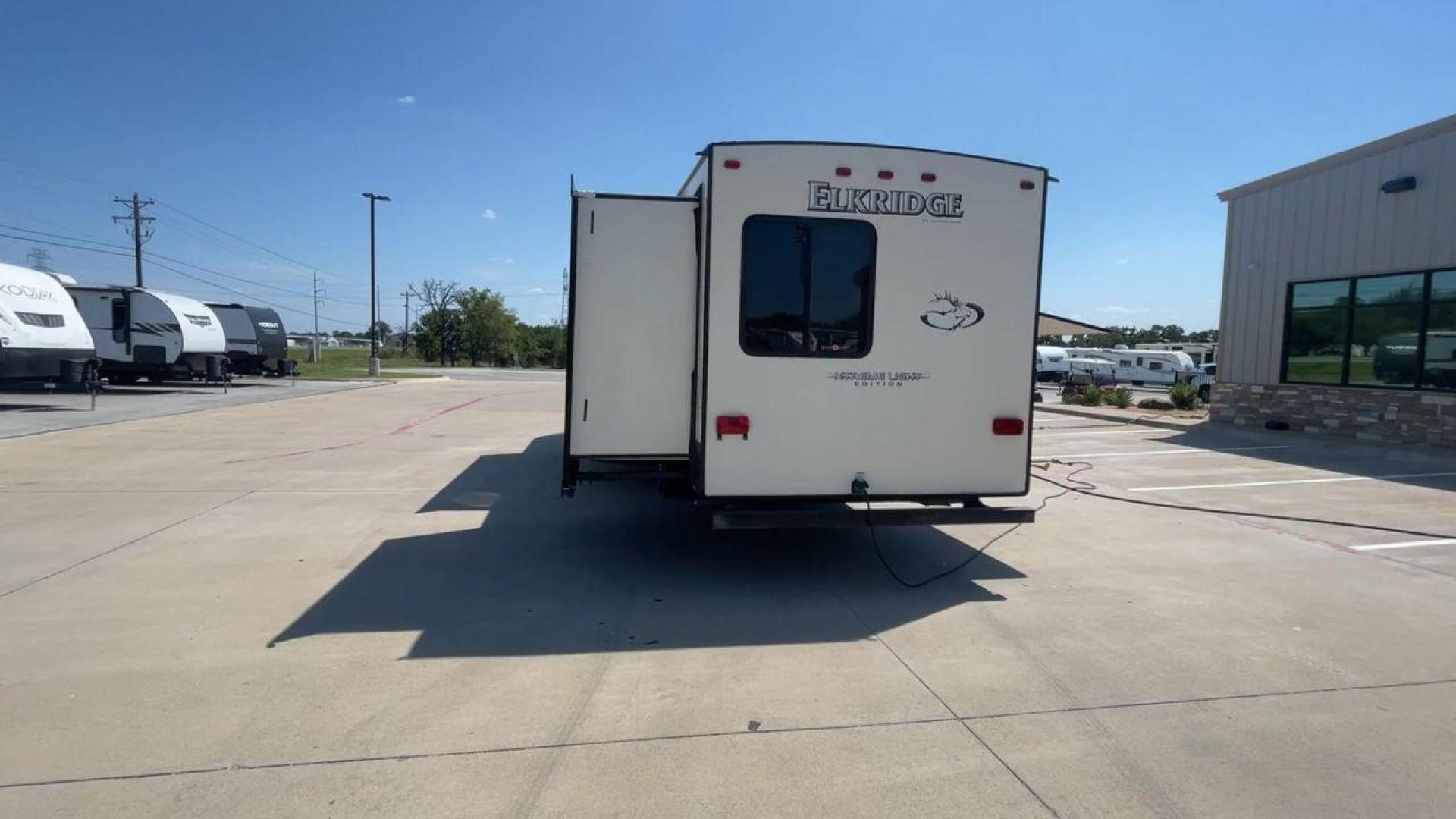 2016 HEARTLAND ELKRIDGE E30 (5SFRG332XGE) , Length: 34.4 ft. | Dry Weight: 9,022 lbs. | Gross Weight: 11,700 lbs. | Slides: 2 transmission, located at 4319 N Main St, Cleburne, TX, 76033, (817) 678-5133, 32.385960, -97.391212 - Photo#8