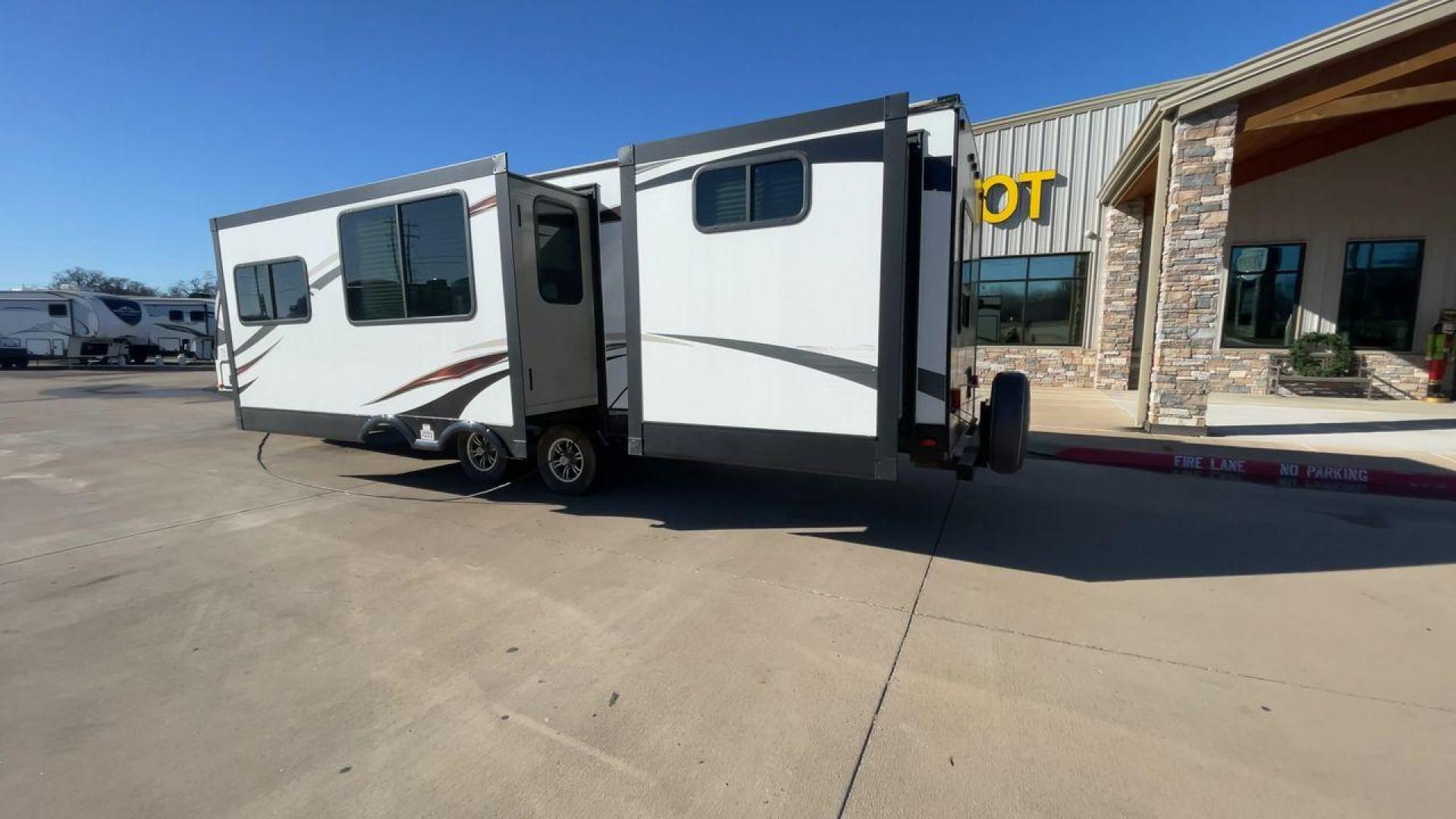 2016 HEARTLAND MALLARD M32 (5SFNB3423GE) , Length: 34.7 ft. | Dry Weight: 6,700 lbs. | Gross Weight: 8,600 lbs. | Slides: 2 transmission, located at 4319 N Main St, Cleburne, TX, 76033, (817) 678-5133, 32.385960, -97.391212 - "The 2016 Heartland Mallard M32 is a spacious and versatile travel trailer designed to make your camping adventures comfortable and memorable. With a length of 34.7 ft., a width of 8 ft., and a height of 11.33 ft., this unit offers plenty of room for family and friends. It has a dry weight of 6,700 - Photo#7