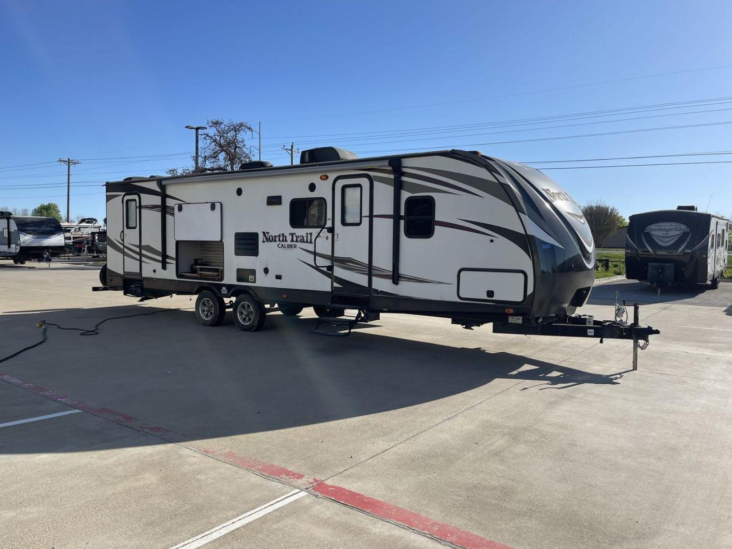 2016 WHITE HEARTLAND NORTH TRAIL 31BHDD - (5SFNB3529GE) , Length: 35.92 ft. | Dry Weight: 6,399 lbs. | Gross Weight: 8,600 lbs. | Slides: 1 transmission, located at 4319 N Main St, Cleburne, TX, 76033, (817) 678-5133, 32.385960, -97.391212 - Photo#24