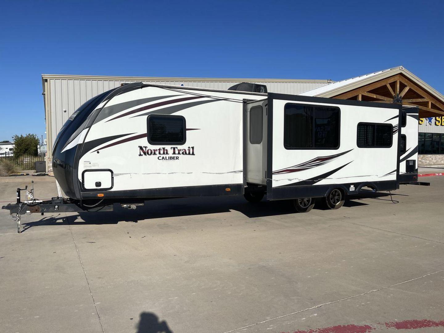 2016 WHITE HEARTLAND NORTH TRAIL 31BHDD - (5SFNB3529GE) , Length: 35.92 ft. | Dry Weight: 6,399 lbs. | Gross Weight: 8,600 lbs. | Slides: 1 transmission, located at 4319 N Main St, Cleburne, TX, 76033, (817) 678-5133, 32.385960, -97.391212 - Photo#25