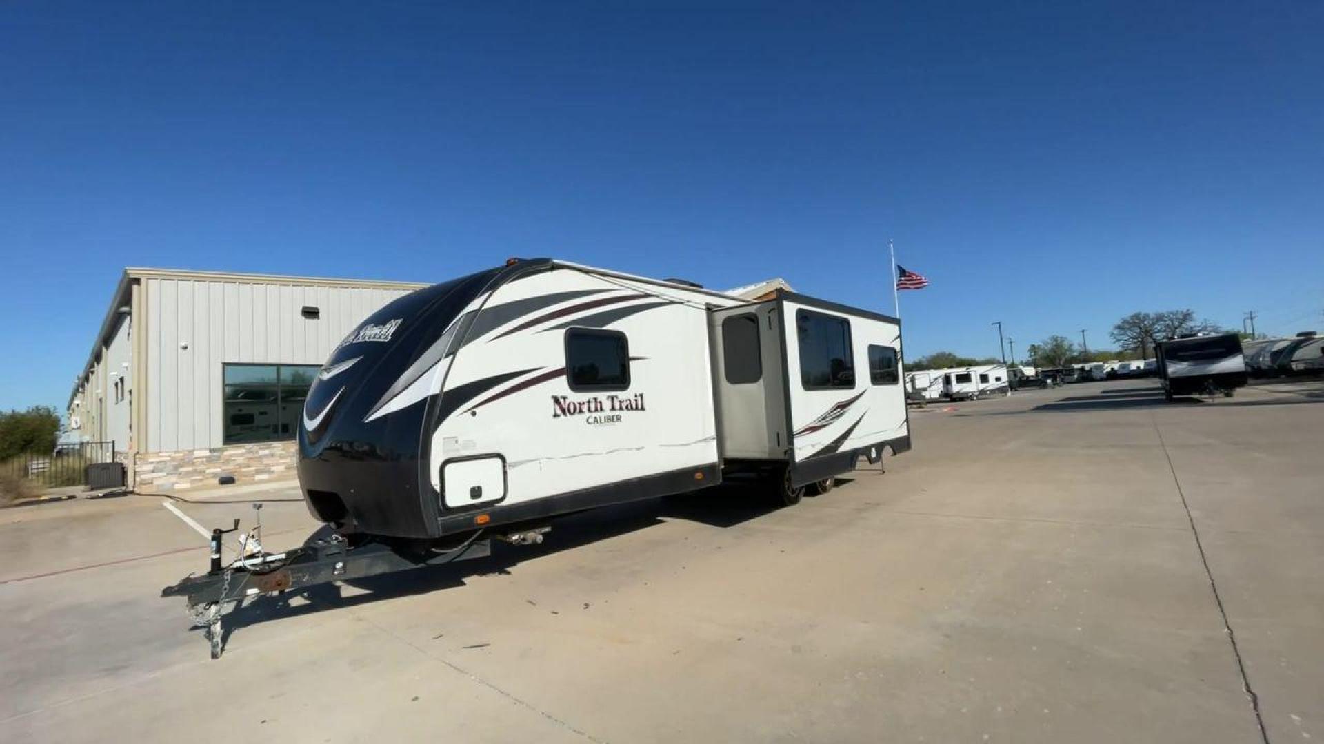 2016 WHITE HEARTLAND NORTH TRAIL 31BHDD - (5SFNB3529GE) , Length: 35.92 ft. | Dry Weight: 6,399 lbs. | Gross Weight: 8,600 lbs. | Slides: 1 transmission, located at 4319 N Main St, Cleburne, TX, 76033, (817) 678-5133, 32.385960, -97.391212 - Photo#5