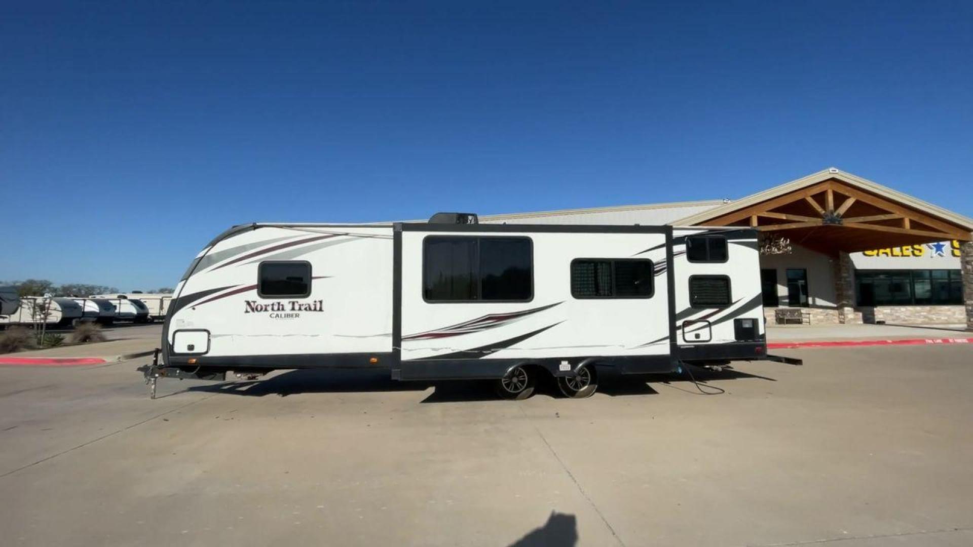 2016 WHITE HEARTLAND NORTH TRAIL 31BHDD - (5SFNB3529GE) , Length: 35.92 ft. | Dry Weight: 6,399 lbs. | Gross Weight: 8,600 lbs. | Slides: 1 transmission, located at 4319 N Main St, Cleburne, TX, 76033, (817) 678-5133, 32.385960, -97.391212 - Photo#6