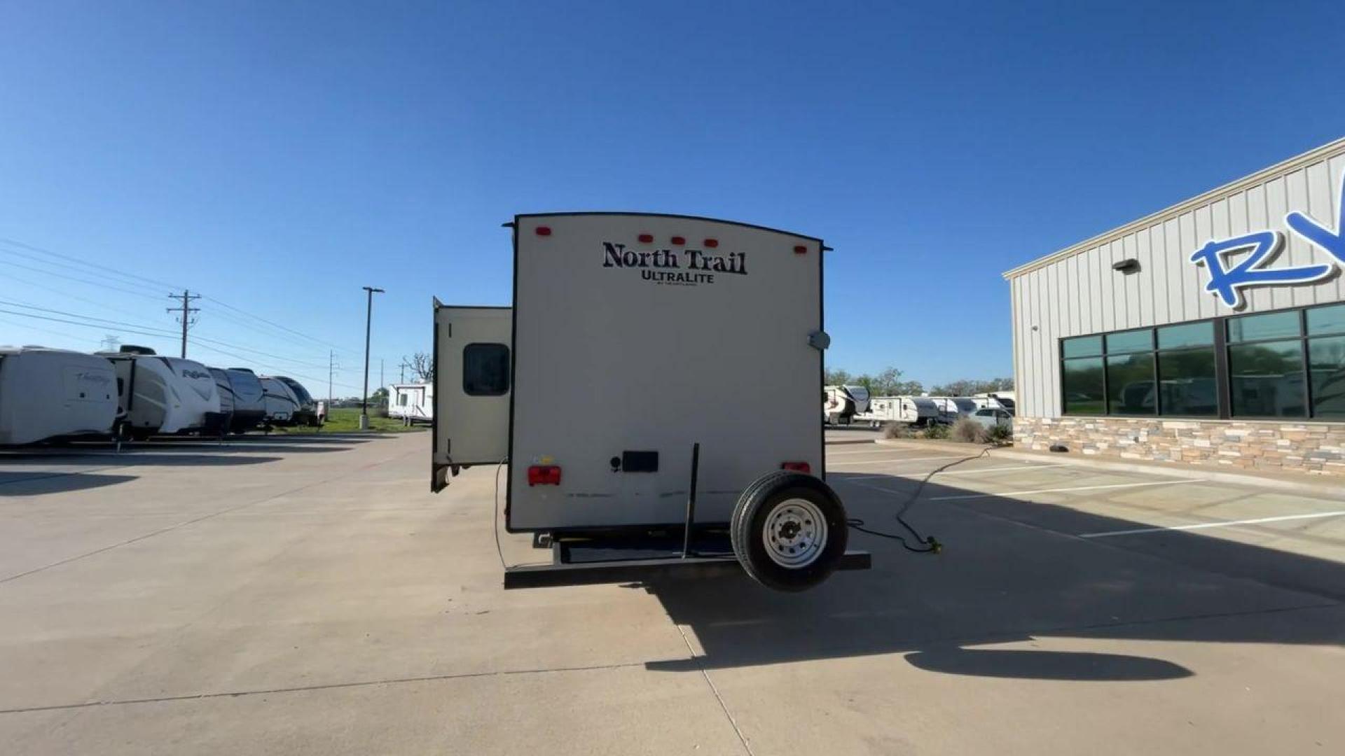 2016 WHITE HEARTLAND NORTH TRAIL 31BHDD - (5SFNB3529GE) , Length: 35.92 ft. | Dry Weight: 6,399 lbs. | Gross Weight: 8,600 lbs. | Slides: 1 transmission, located at 4319 N Main St, Cleburne, TX, 76033, (817) 678-5133, 32.385960, -97.391212 - Photo#8