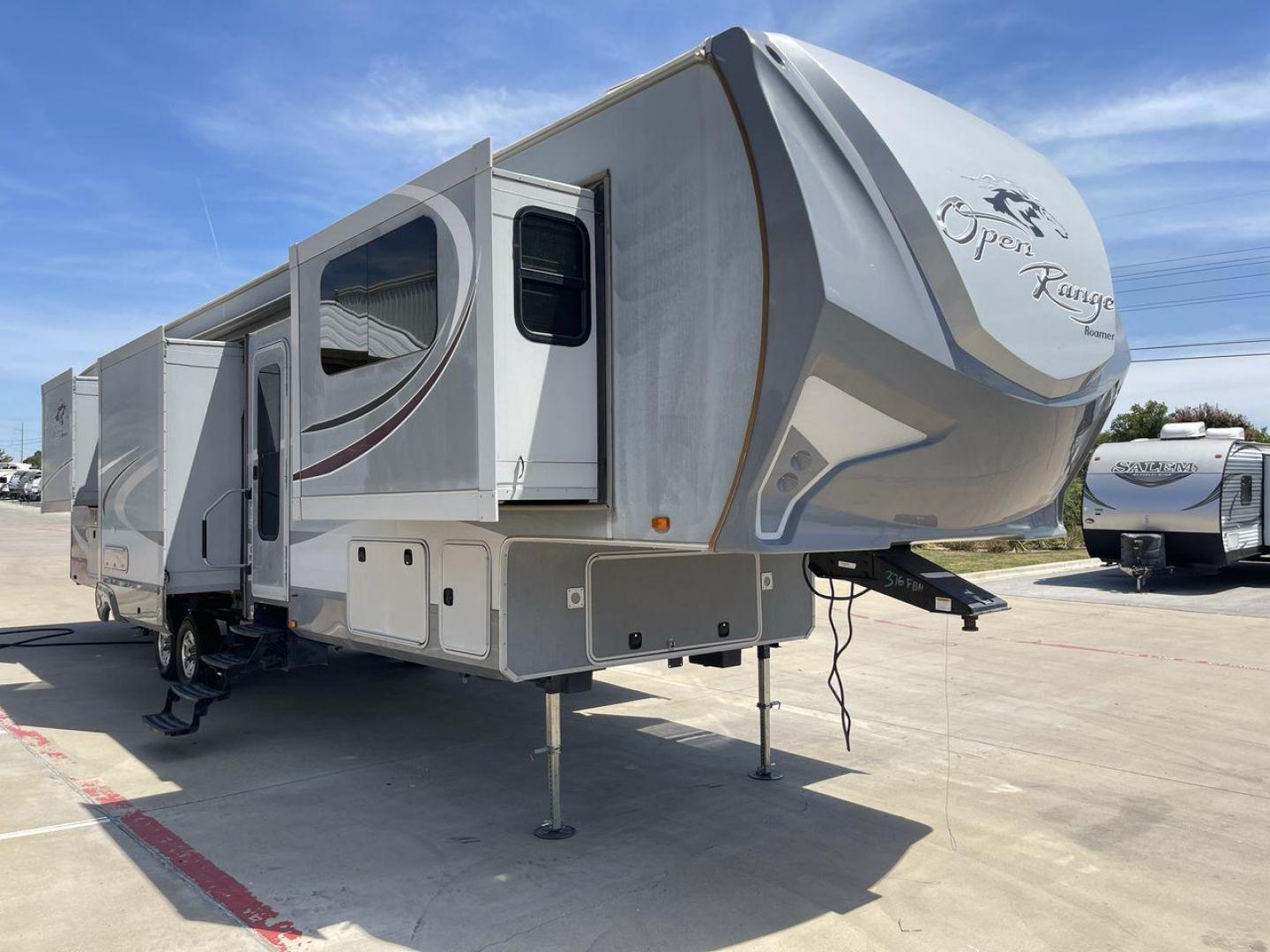 2016 HIGHLAND RIDGE OPEN RANGE 376FBH (58TFL4124G5) , Length: 41.9 ft. | Dry Weight: 12,015 lbs. | Gross Weight: 16,460 lbs. | Slides: 5 transmission, located at 4319 N Main St, Cleburne, TX, 76033, (817) 678-5133, 32.385960, -97.391212 - Photo#22