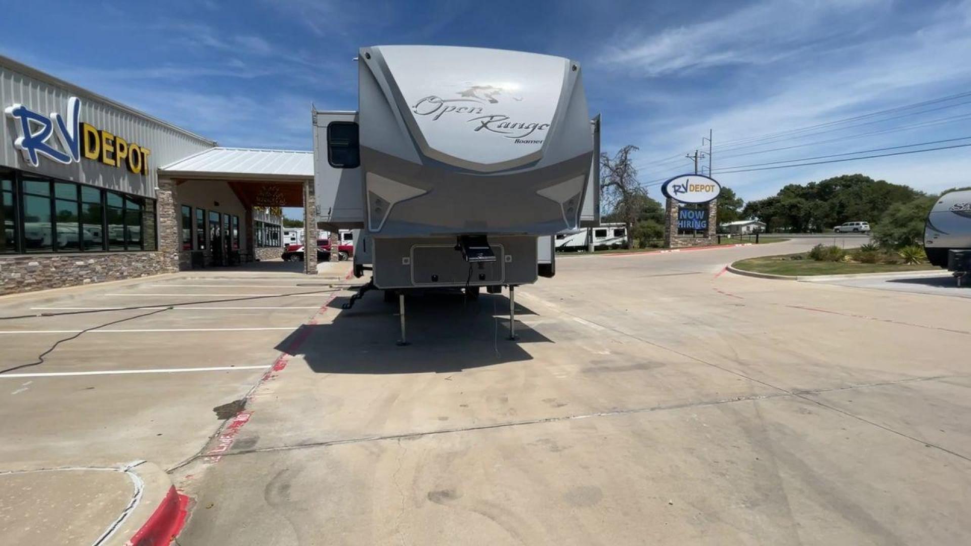 2016 HIGHLAND RIDGE OPEN RANGE 376FBH (58TFL4124G5) , Length: 41.9 ft. | Dry Weight: 12,015 lbs. | Gross Weight: 16,460 lbs. | Slides: 5 transmission, located at 4319 N Main St, Cleburne, TX, 76033, (817) 678-5133, 32.385960, -97.391212 - Photo#4