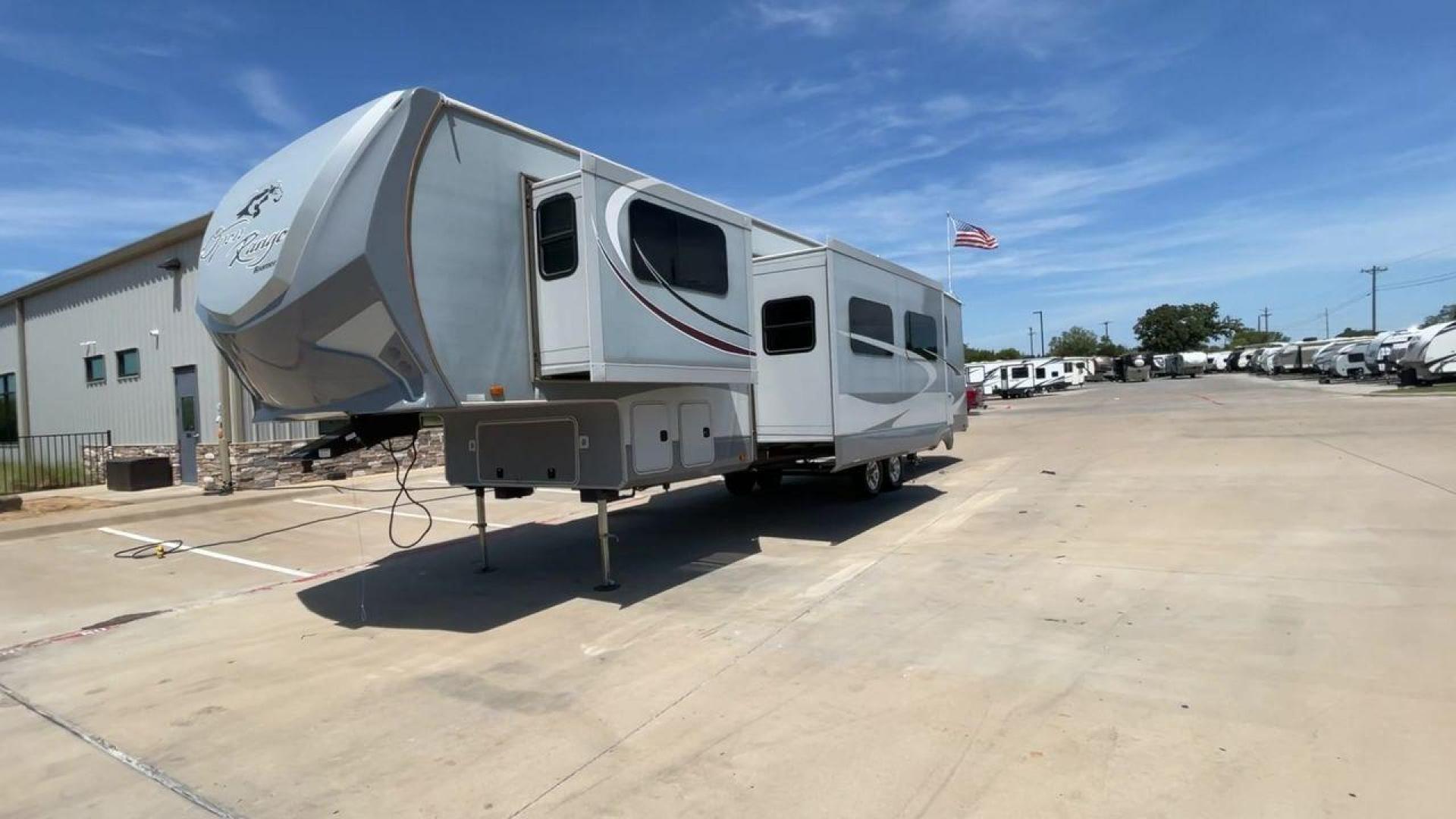 2016 HIGHLAND RIDGE OPEN RANGE 376FBH (58TFL4124G5) , Length: 41.9 ft. | Dry Weight: 12,015 lbs. | Gross Weight: 16,460 lbs. | Slides: 5 transmission, located at 4319 N Main St, Cleburne, TX, 76033, (817) 678-5133, 32.385960, -97.391212 - Photo#5