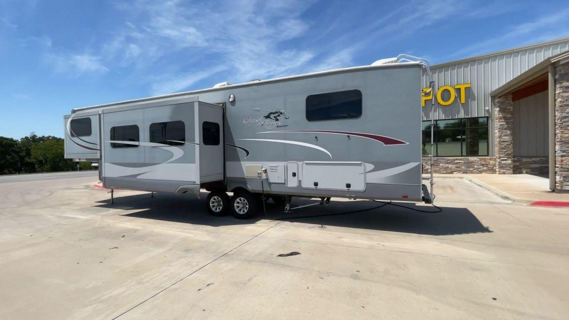 2016 HIGHLAND RIDGE OPEN RANGE 376FBH (58TFL4124G5) , Length: 41.9 ft. | Dry Weight: 12,015 lbs. | Gross Weight: 16,460 lbs. | Slides: 5 transmission, located at 4319 N Main St, Cleburne, TX, 76033, (817) 678-5133, 32.385960, -97.391212 - Photo#7