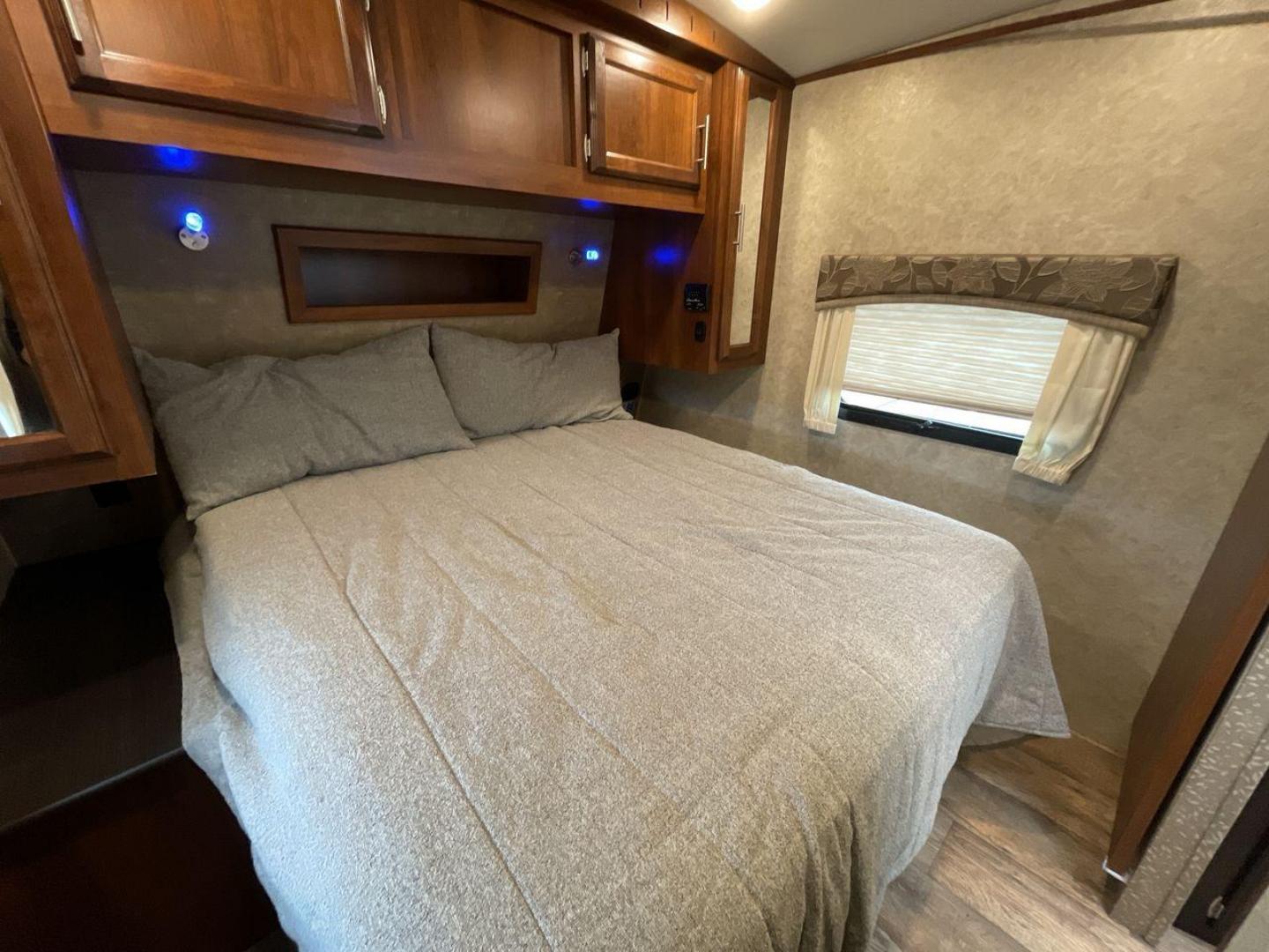 2016 JAYCO EAGLE 324BHTS (1UJBJ0BT0G1) , located at 4319 N Main St, Cleburne, TX, 76033, (817) 678-5133, 32.385960, -97.391212 - Photo#16