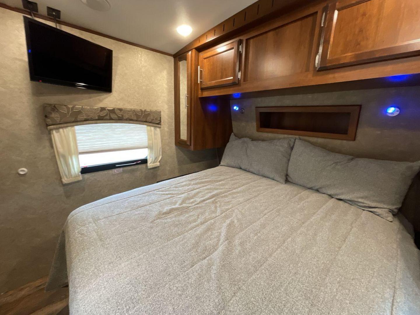 2016 JAYCO EAGLE 324BHTS (1UJBJ0BT0G1) , located at 4319 N Main St, Cleburne, TX, 76033, (817) 678-5133, 32.385960, -97.391212 - Photo#17