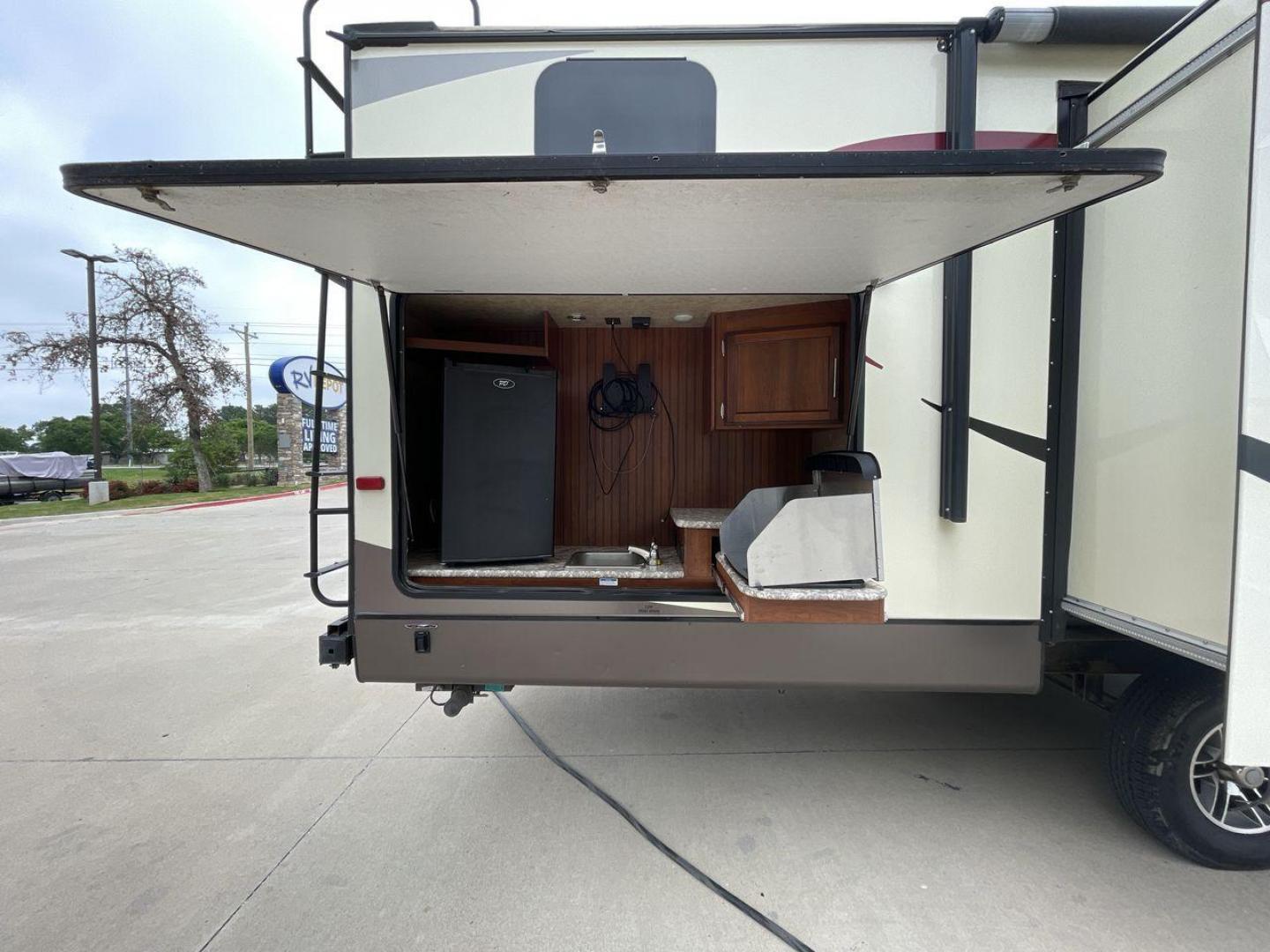 2016 JAYCO EAGLE 324BHTS (1UJBJ0BT0G1) , located at 4319 N Main St, Cleburne, TX, 76033, (817) 678-5133, 32.385960, -97.391212 - Photo#22