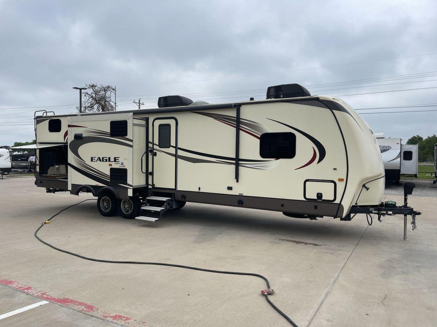 2016 JAYCO EAGLE 324BHTS (1UJBJ0BT0G1) , located at 4319 N Main St, Cleburne, TX, 76033, (817) 678-5133, 32.385960, -97.391212 - Photo#23