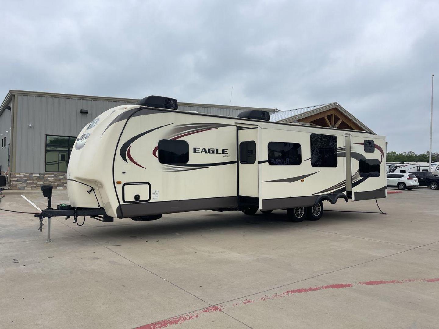 2016 JAYCO EAGLE 324BHTS (1UJBJ0BT0G1) , located at 4319 N Main St, Cleburne, TX, 76033, (817) 678-5133, 32.385960, -97.391212 - Photo#24