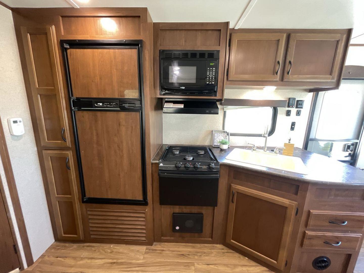 2016 JAYCO JAYFLIGHT 265RLS (1UJBJ0BN2G1) , located at 4319 N Main St, Cleburne, TX, 76033, (817) 678-5133, 32.385960, -97.391212 - Photo#9