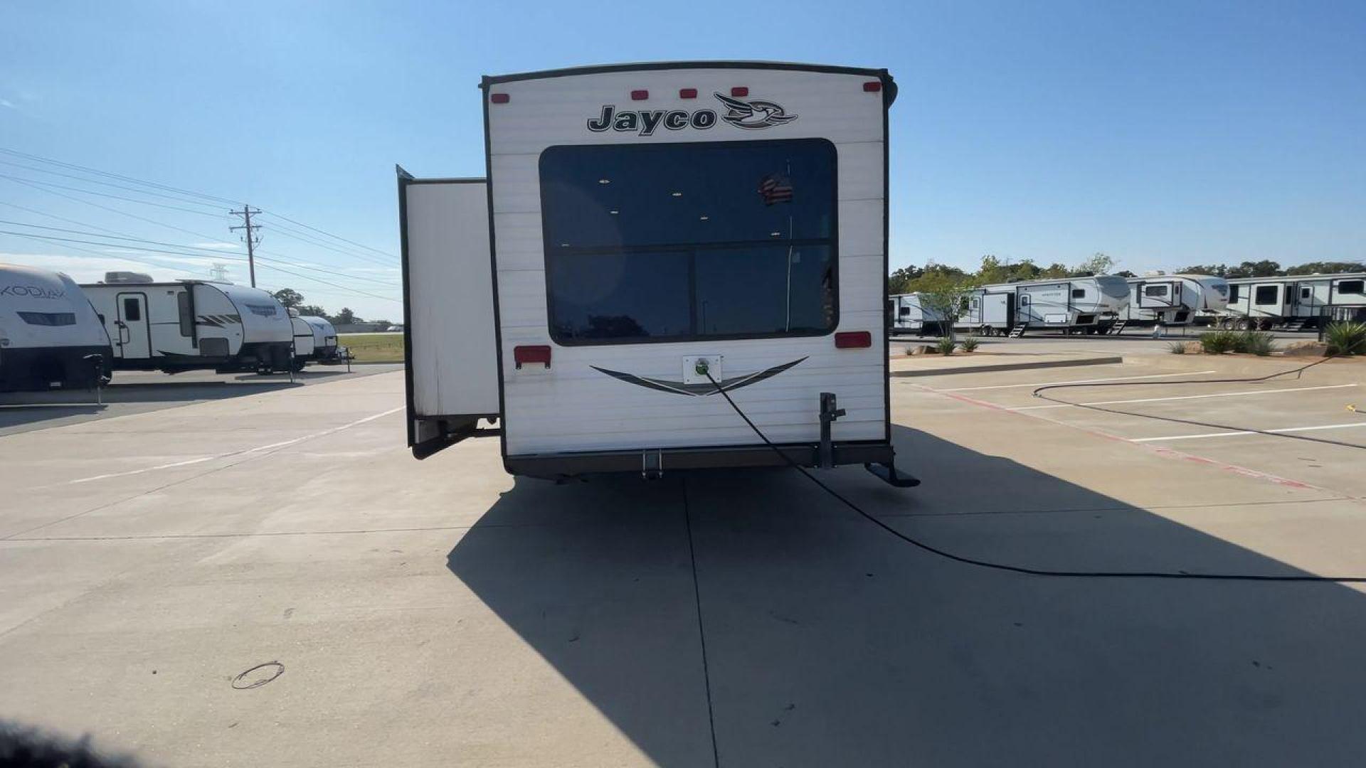 2016 JAYCO JAYFLIGHT 265RLS (1UJBJ0BN2G1) , located at 4319 N Main St, Cleburne, TX, 76033, (817) 678-5133, 32.385960, -97.391212 - Photo#8