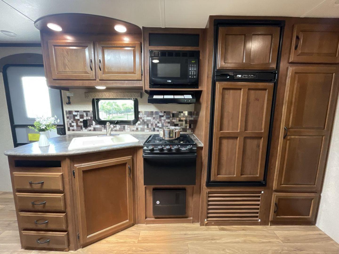 2016 JAYCO JAYFLIGHT 27BH (1UJBJ0BP9G7) , located at 4319 N Main St, Cleburne, TX, 76033, (817) 678-5133, 32.385960, -97.391212 - Photo#10