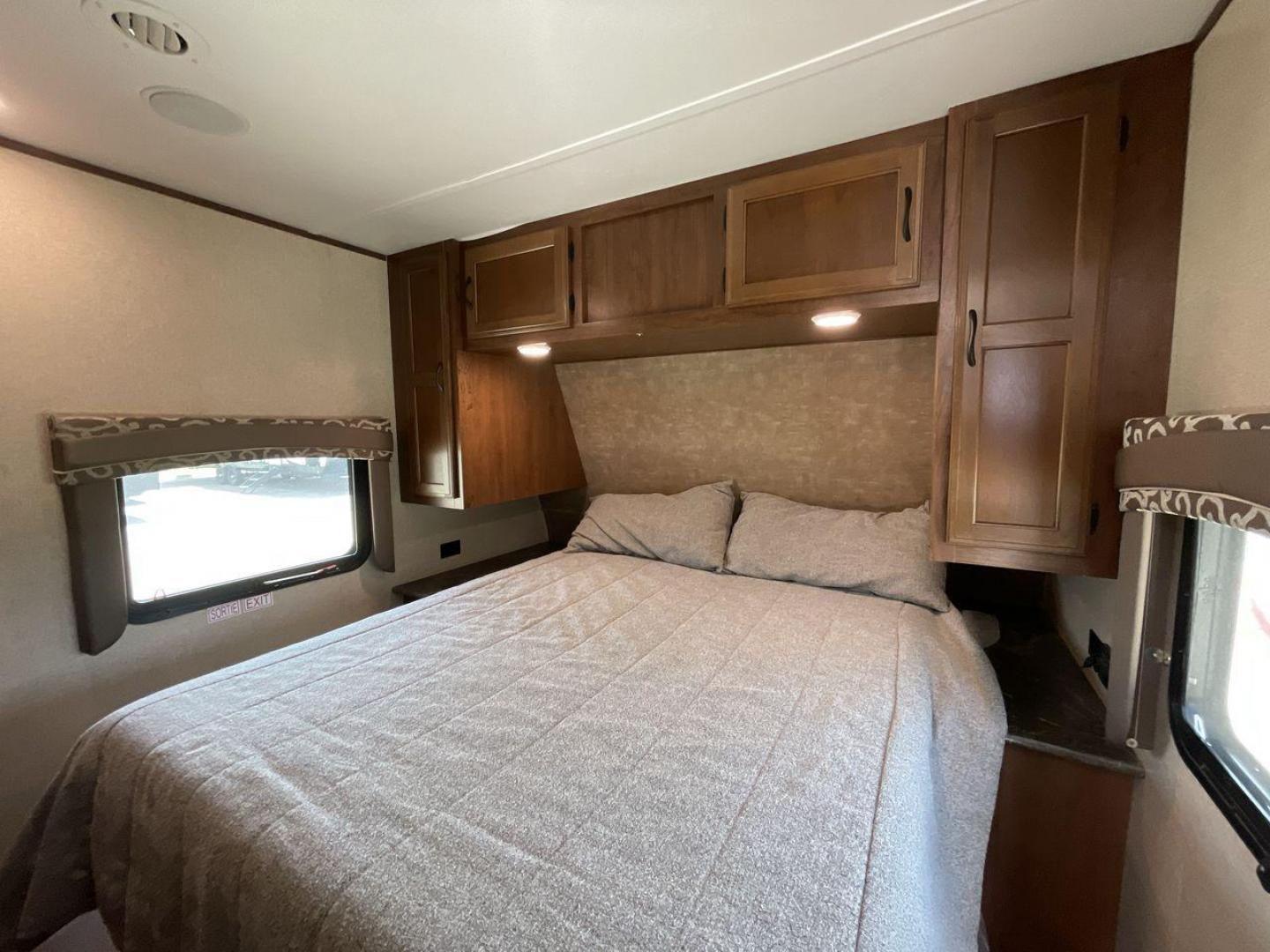 2016 JAYCO JAYFLIGHT 27BH (1UJBJ0BP9G7) , located at 4319 N Main St, Cleburne, TX, 76033, (817) 678-5133, 32.385960, -97.391212 - Photo#17