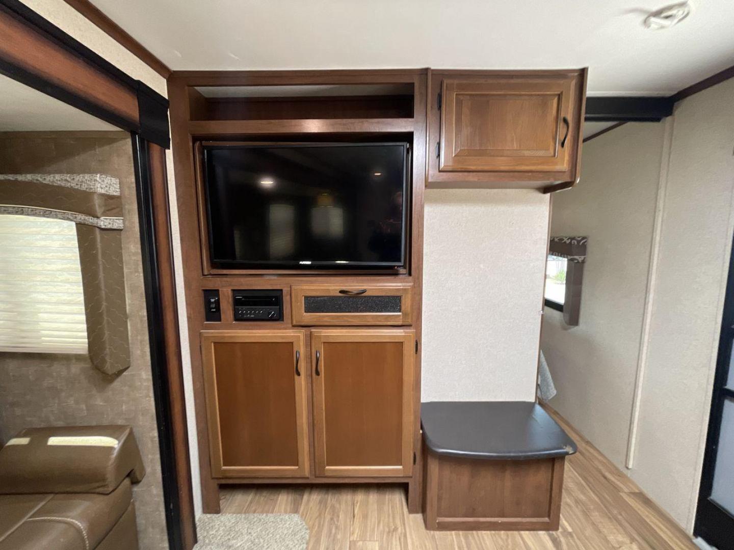 2016 JAYCO JAYFLIGHT 27BH (1UJBJ0BP9G7) , located at 4319 N Main St, Cleburne, TX, 76033, (817) 678-5133, 32.385960, -97.391212 - Photo#19