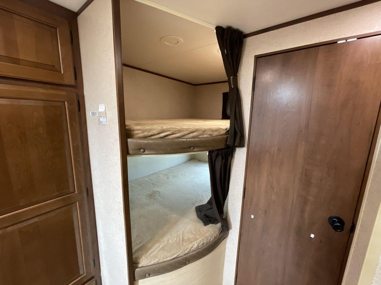 2016 JAYCO JAYFLIGHT 27BH (1UJBJ0BP9G7) , located at 4319 N Main St, Cleburne, TX, 76033, (817) 678-5133, 32.385960, -97.391212 - Photo#21