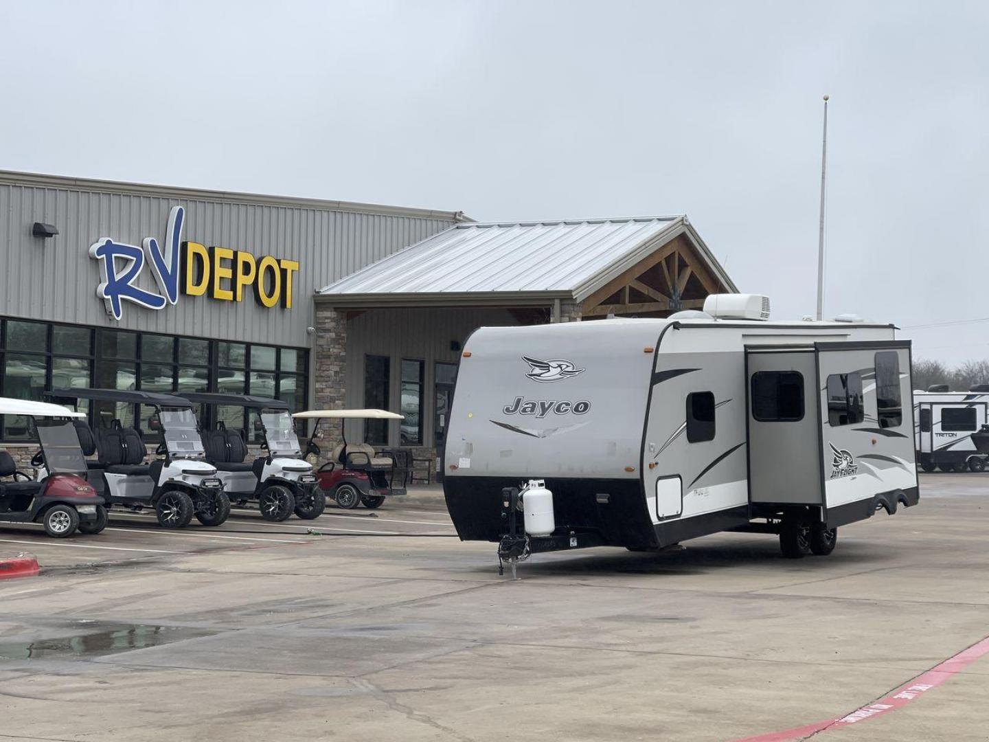 2016 JAYCO JAYFLIGHT 27BH (1UJBJ0BP9G7) , Length: 30 ft | Slides: 1 transmission, located at 4319 N Main St, Cleburne, TX, 76033, (817) 678-5133, 32.385960, -97.391212 - The 2016 Jayco Jay Flight 27BH is a 30-foot travel trailer built for comfort and adventure. Its exterior features a sleek, aerodynamic front with Jayco’s signature graphics and durable aluminum siding. The single slide expands the living space. The dual-axle design with stylish alloy wheels ensure - Photo#0