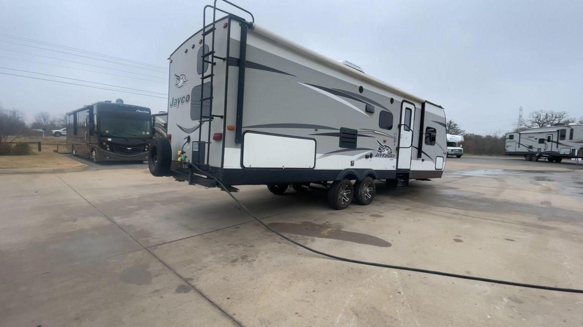 2016 JAYCO JAYFLIGHT 27BH (1UJBJ0BP9G7) , Length: 30 ft | Slides: 1 transmission, located at 4319 N Main St, Cleburne, TX, 76033, (817) 678-5133, 32.385960, -97.391212 - The 2016 Jayco Jay Flight 27BH is a 30-foot travel trailer built for comfort and adventure. Its exterior features a sleek, aerodynamic front with Jayco’s signature graphics and durable aluminum siding. The single slide expands the living space. The dual-axle design with stylish alloy wheels ensure - Photo#1