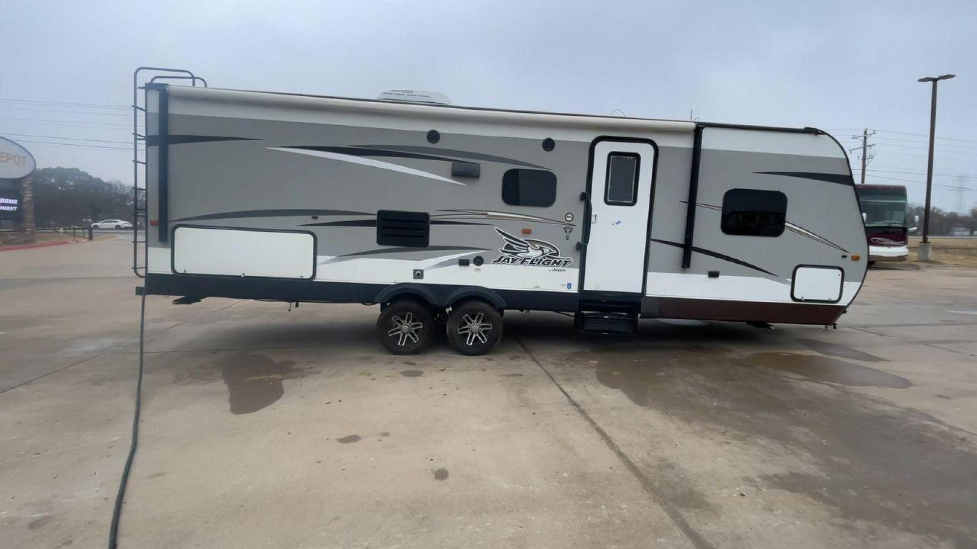 2016 JAYCO JAYFLIGHT 27BH (1UJBJ0BP9G7) , Length: 30 ft | Slides: 1 transmission, located at 4319 N Main St, Cleburne, TX, 76033, (817) 678-5133, 32.385960, -97.391212 - The 2016 Jayco Jay Flight 27BH is a 30-foot travel trailer built for comfort and adventure. Its exterior features a sleek, aerodynamic front with Jayco’s signature graphics and durable aluminum siding. The single slide expands the living space. The dual-axle design with stylish alloy wheels ensure - Photo#2