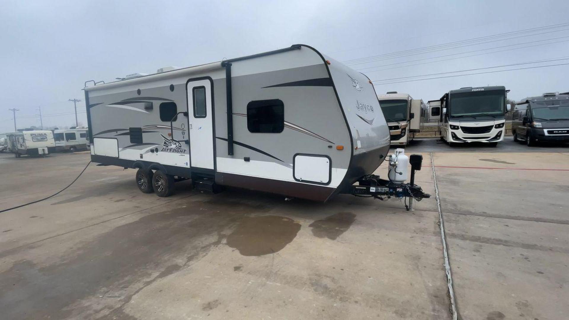 2016 JAYCO JAYFLIGHT 27BH (1UJBJ0BP9G7) , Length: 30 ft | Slides: 1 transmission, located at 4319 N Main St, Cleburne, TX, 76033, (817) 678-5133, 32.385960, -97.391212 - The 2016 Jayco Jay Flight 27BH is a 30-foot travel trailer built for comfort and adventure. Its exterior features a sleek, aerodynamic front with Jayco’s signature graphics and durable aluminum siding. The single slide expands the living space. The dual-axle design with stylish alloy wheels ensure - Photo#3