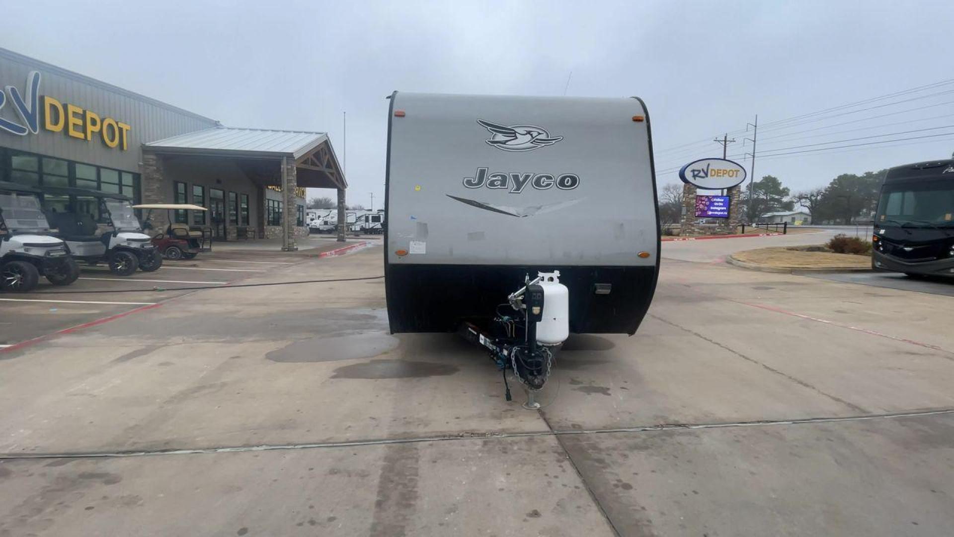 2016 JAYCO JAYFLIGHT 27BH (1UJBJ0BP9G7) , Length: 30 ft | Slides: 1 transmission, located at 4319 N Main St, Cleburne, TX, 76033, (817) 678-5133, 32.385960, -97.391212 - The 2016 Jayco Jay Flight 27BH is a 30-foot travel trailer built for comfort and adventure. Its exterior features a sleek, aerodynamic front with Jayco’s signature graphics and durable aluminum siding. The single slide expands the living space. The dual-axle design with stylish alloy wheels ensure - Photo#4