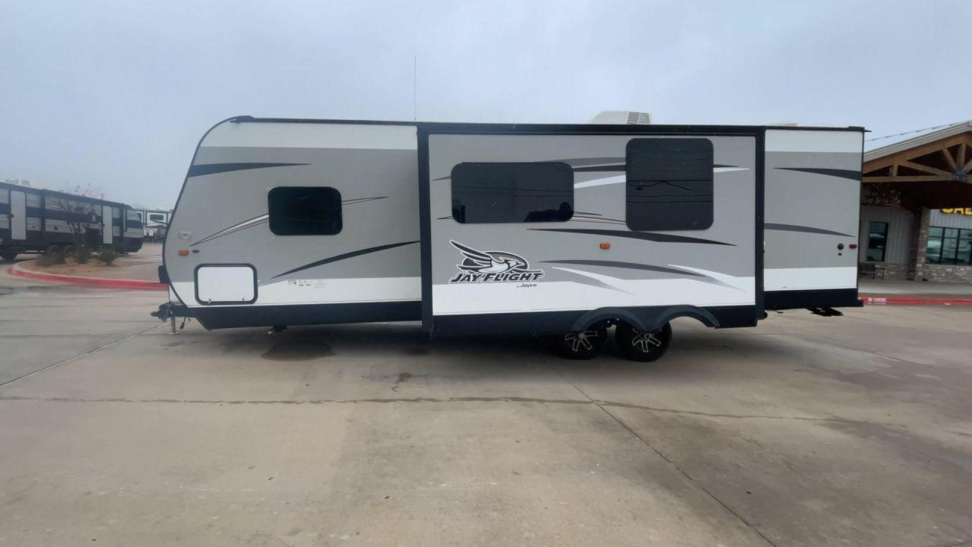 2016 JAYCO JAYFLIGHT 27BH (1UJBJ0BP9G7) , Length: 30 ft | Slides: 1 transmission, located at 4319 N Main St, Cleburne, TX, 76033, (817) 678-5133, 32.385960, -97.391212 - The 2016 Jayco Jay Flight 27BH is a 30-foot travel trailer built for comfort and adventure. Its exterior features a sleek, aerodynamic front with Jayco’s signature graphics and durable aluminum siding. The single slide expands the living space. The dual-axle design with stylish alloy wheels ensure - Photo#6