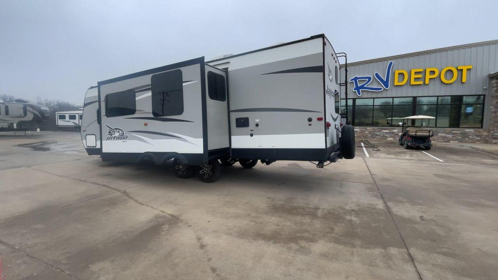 2016 JAYCO JAYFLIGHT 27BH (1UJBJ0BP9G7) , Length: 30 ft | Slides: 1 transmission, located at 4319 N Main St, Cleburne, TX, 76033, (817) 678-5133, 32.385960, -97.391212 - The 2016 Jayco Jay Flight 27BH is a 30-foot travel trailer built for comfort and adventure. Its exterior features a sleek, aerodynamic front with Jayco’s signature graphics and durable aluminum siding. The single slide expands the living space. The dual-axle design with stylish alloy wheels ensure - Photo#7