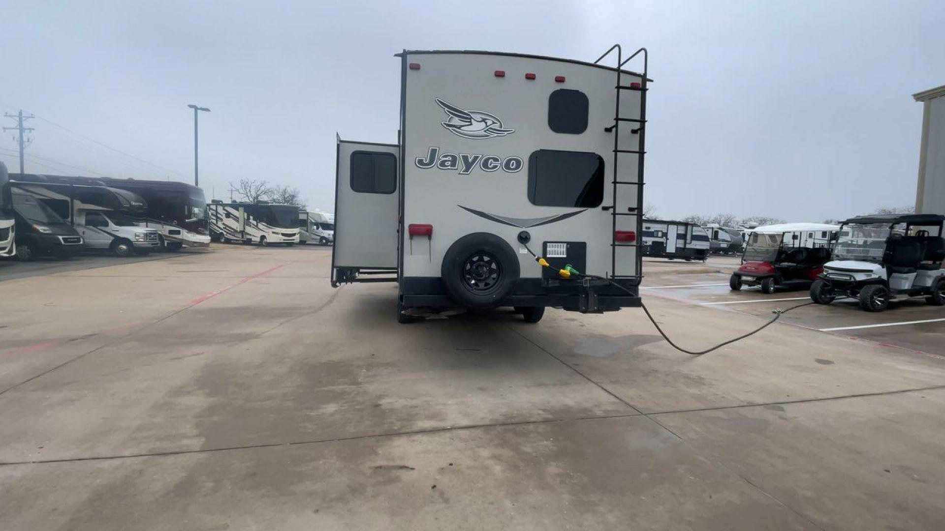 2016 JAYCO JAYFLIGHT 27BH (1UJBJ0BP9G7) , Length: 30 ft | Slides: 1 transmission, located at 4319 N Main St, Cleburne, TX, 76033, (817) 678-5133, 32.385960, -97.391212 - The 2016 Jayco Jay Flight 27BH is a 30-foot travel trailer built for comfort and adventure. Its exterior features a sleek, aerodynamic front with Jayco’s signature graphics and durable aluminum siding. The single slide expands the living space. The dual-axle design with stylish alloy wheels ensure - Photo#8