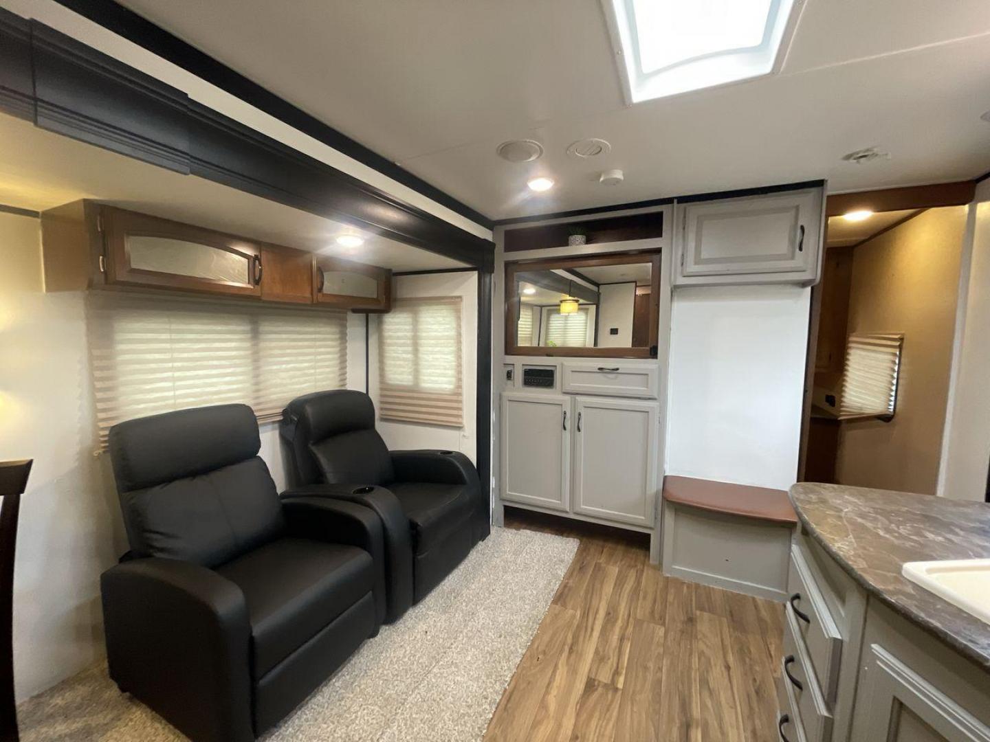 2016 JAYCO JAYFLIGHT 27BH (1UJBJ0BP9G7) , Length: 30 ft | Slides: 1 transmission, located at 4319 N Main St, Cleburne, TX, 76033, (817) 678-5133, 32.385960, -97.391212 - The 2016 Jayco Jay Flight 27BH is a 30-foot travel trailer built for comfort and adventure. Its exterior features a sleek, aerodynamic front with Jayco’s signature graphics and durable aluminum siding. The single slide expands the living space. The dual-axle design with stylish alloy wheels ensure - Photo#11