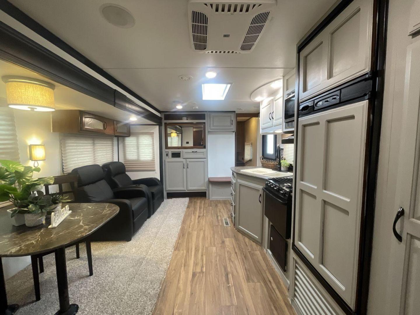 2016 JAYCO JAYFLIGHT 27BH (1UJBJ0BP9G7) , Length: 30 ft | Slides: 1 transmission, located at 4319 N Main St, Cleburne, TX, 76033, (817) 678-5133, 32.385960, -97.391212 - The 2016 Jayco Jay Flight 27BH is a 30-foot travel trailer built for comfort and adventure. Its exterior features a sleek, aerodynamic front with Jayco’s signature graphics and durable aluminum siding. The single slide expands the living space. The dual-axle design with stylish alloy wheels ensure - Photo#13