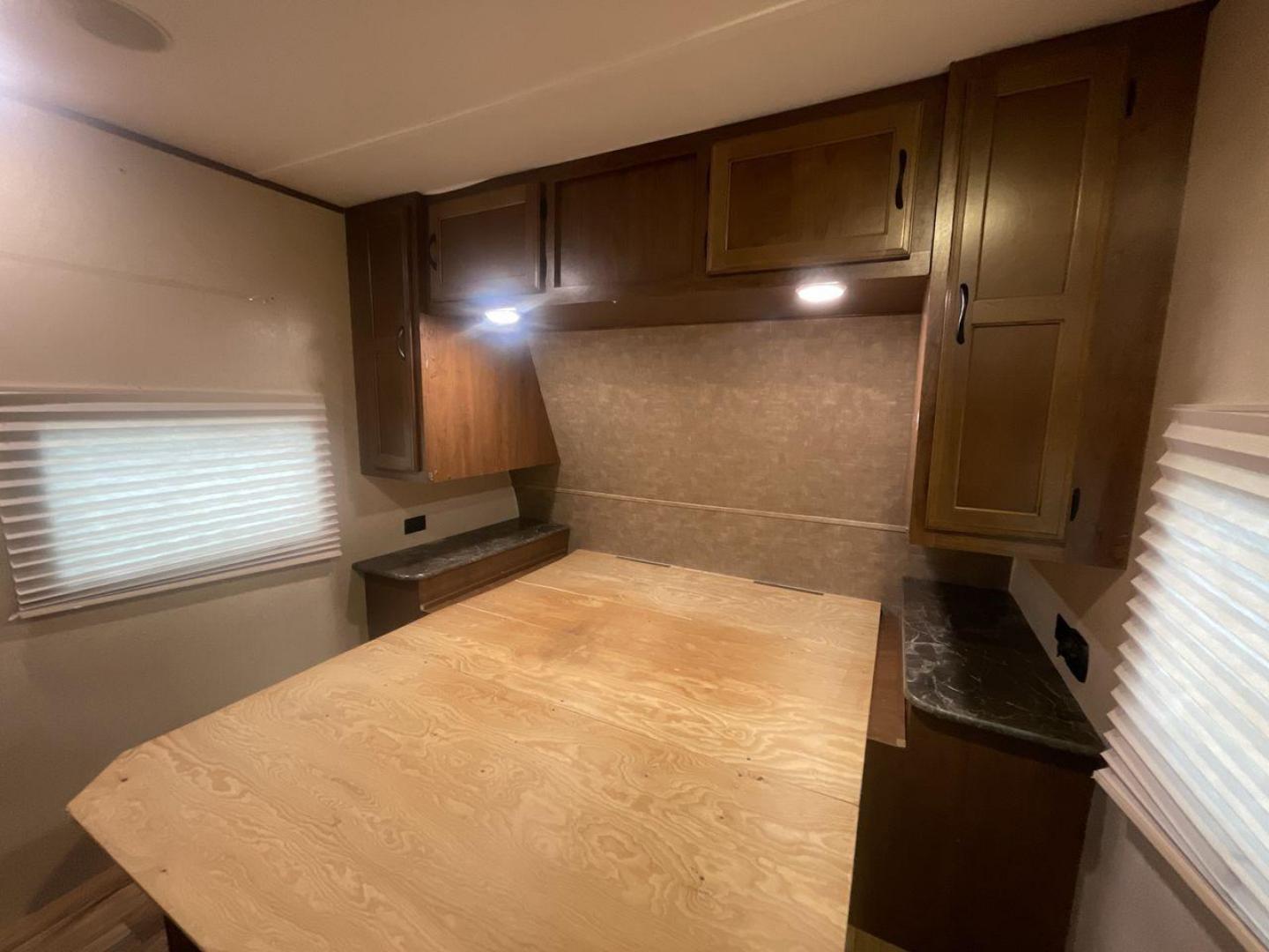 2016 JAYCO JAYFLIGHT 27BH (1UJBJ0BP9G7) , Length: 30 ft | Slides: 1 transmission, located at 4319 N Main St, Cleburne, TX, 76033, (817) 678-5133, 32.385960, -97.391212 - The 2016 Jayco Jay Flight 27BH is a 30-foot travel trailer built for comfort and adventure. Its exterior features a sleek, aerodynamic front with Jayco’s signature graphics and durable aluminum siding. The single slide expands the living space. The dual-axle design with stylish alloy wheels ensure - Photo#16