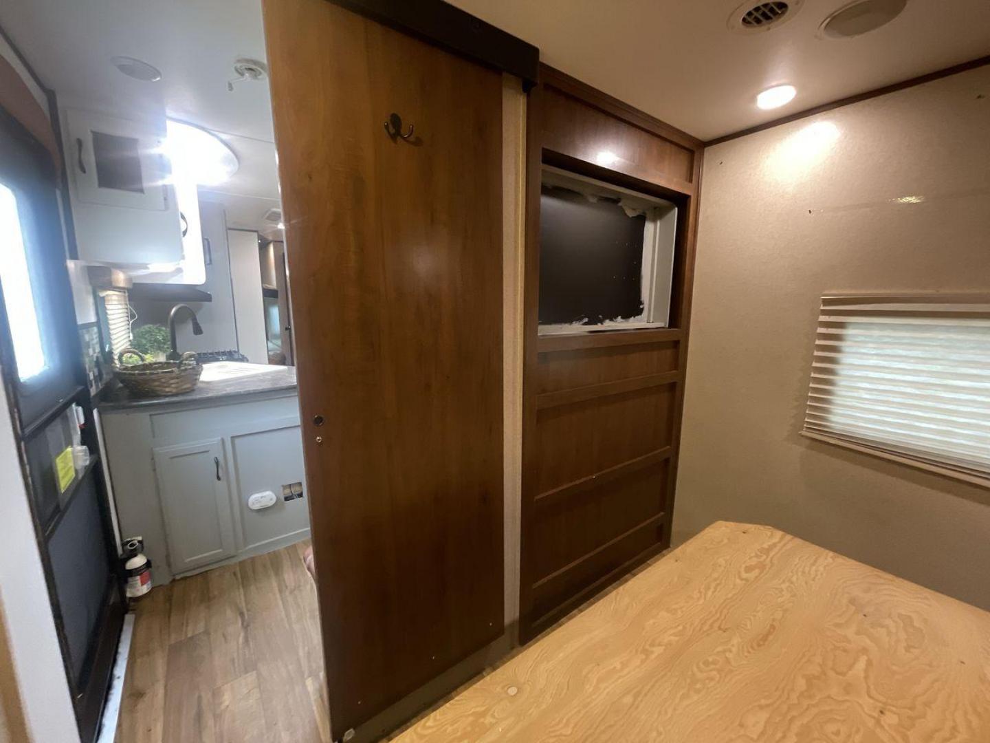 2016 JAYCO JAYFLIGHT 27BH (1UJBJ0BP9G7) , Length: 30 ft | Slides: 1 transmission, located at 4319 N Main St, Cleburne, TX, 76033, (817) 678-5133, 32.385960, -97.391212 - The 2016 Jayco Jay Flight 27BH is a 30-foot travel trailer built for comfort and adventure. Its exterior features a sleek, aerodynamic front with Jayco’s signature graphics and durable aluminum siding. The single slide expands the living space. The dual-axle design with stylish alloy wheels ensure - Photo#17