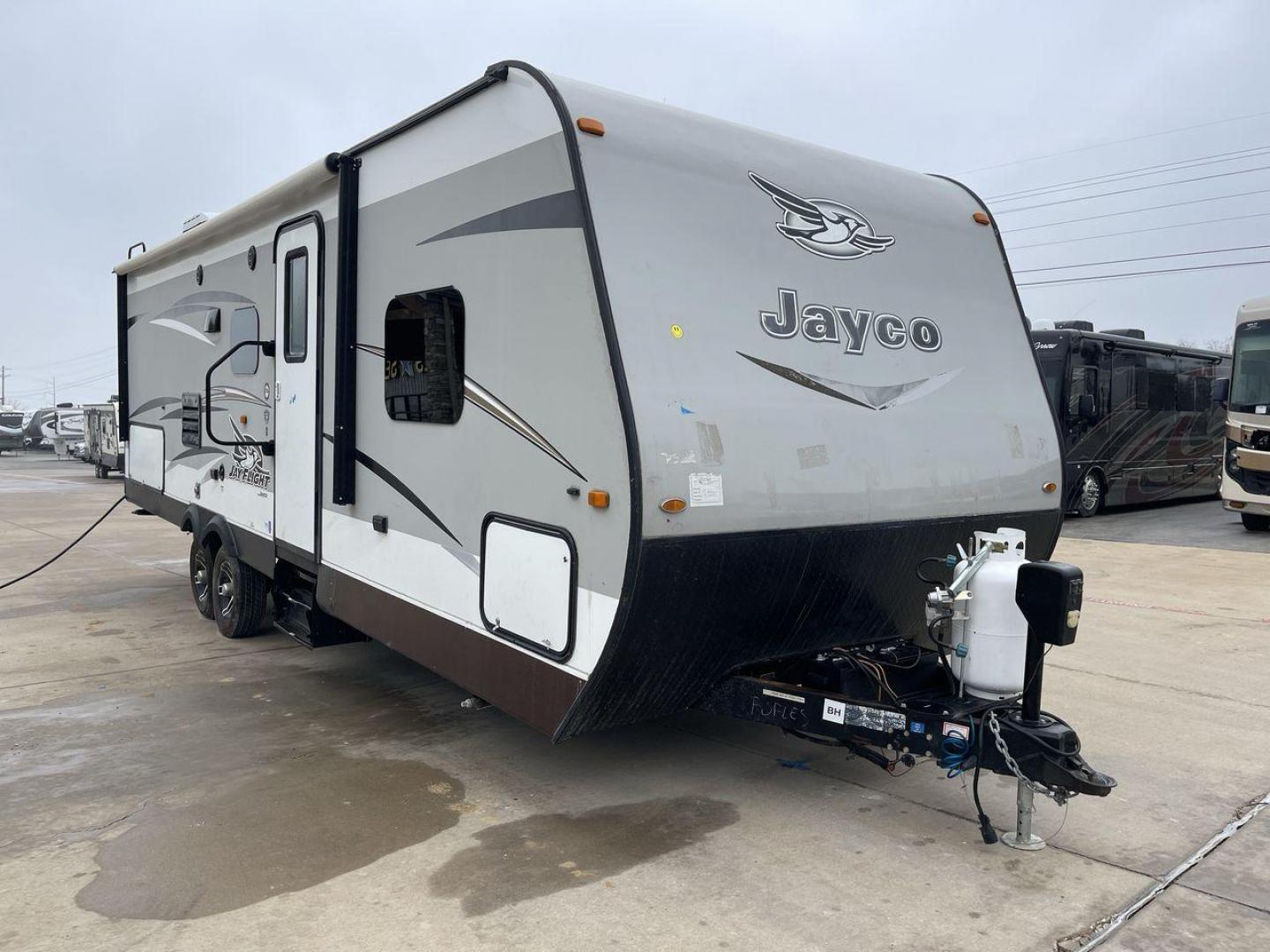 2016 JAYCO JAYFLIGHT 27BH (1UJBJ0BP9G7) , Length: 30 ft | Slides: 1 transmission, located at 4319 N Main St, Cleburne, TX, 76033, (817) 678-5133, 32.385960, -97.391212 - The 2016 Jayco Jay Flight 27BH is a 30-foot travel trailer built for comfort and adventure. Its exterior features a sleek, aerodynamic front with Jayco’s signature graphics and durable aluminum siding. The single slide expands the living space. The dual-axle design with stylish alloy wheels ensure - Photo#22