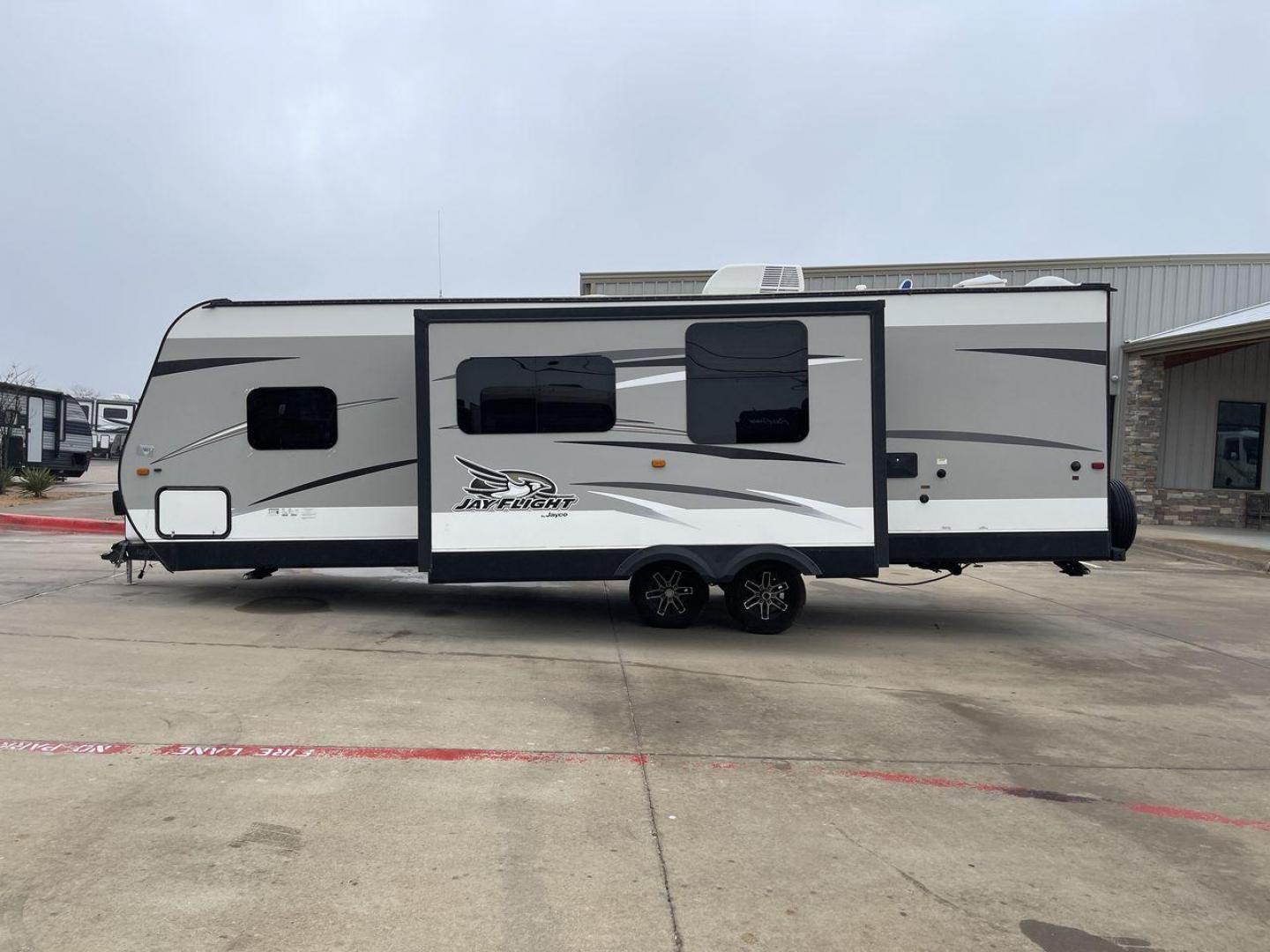 2016 JAYCO JAYFLIGHT 27BH (1UJBJ0BP9G7) , Length: 30 ft | Slides: 1 transmission, located at 4319 N Main St, Cleburne, TX, 76033, (817) 678-5133, 32.385960, -97.391212 - The 2016 Jayco Jay Flight 27BH is a 30-foot travel trailer built for comfort and adventure. Its exterior features a sleek, aerodynamic front with Jayco’s signature graphics and durable aluminum siding. The single slide expands the living space. The dual-axle design with stylish alloy wheels ensure - Photo#23