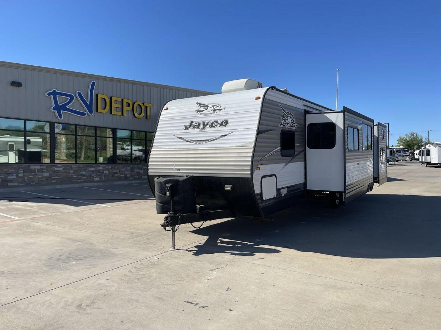 2016 JAYCO JAY FLIGHT 32BHDS (1UJBJ0BS7G1) , located at 4319 N Main St, Cleburne, TX, 76033, (817) 678-5133, 32.385960, -97.391212 - Photo#0