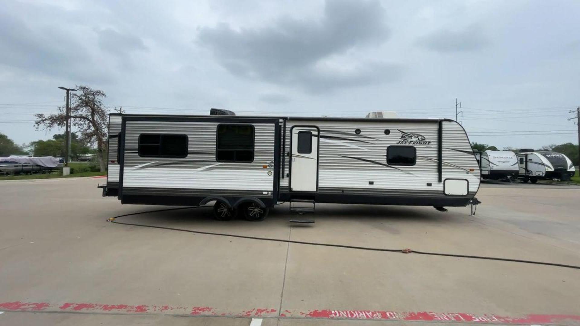 2016 JAYCO JAY FLIGHT 34RSBS (1UJBJ0BT0G1) , located at 4319 N Main St, Cleburne, TX, 76033, (817) 678-5133, 32.385960, -97.391212 - Photo#2