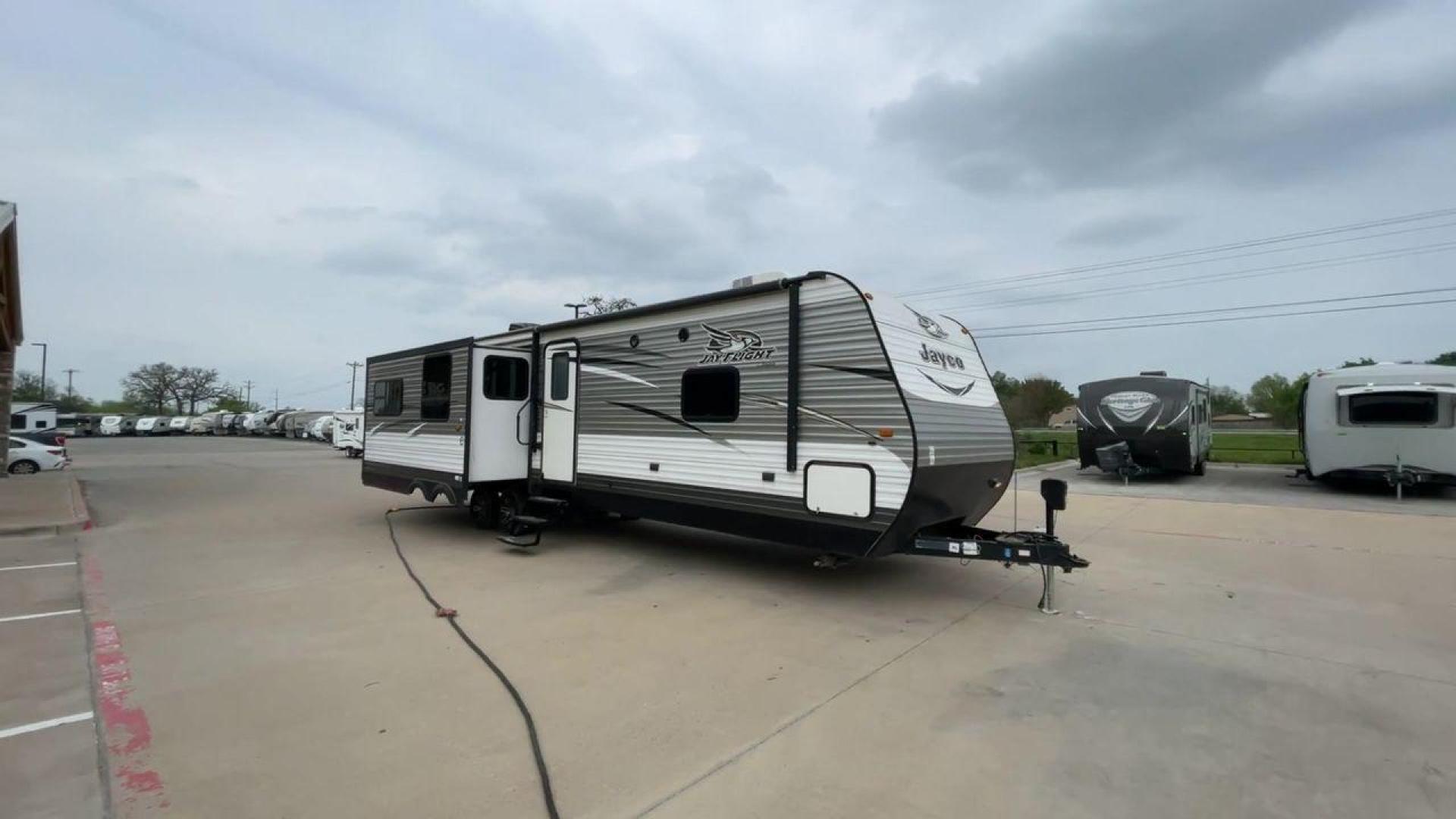 2016 JAYCO JAY FLIGHT 34RSBS (1UJBJ0BT0G1) , located at 4319 N Main St, Cleburne, TX, 76033, (817) 678-5133, 32.385960, -97.391212 - Photo#3