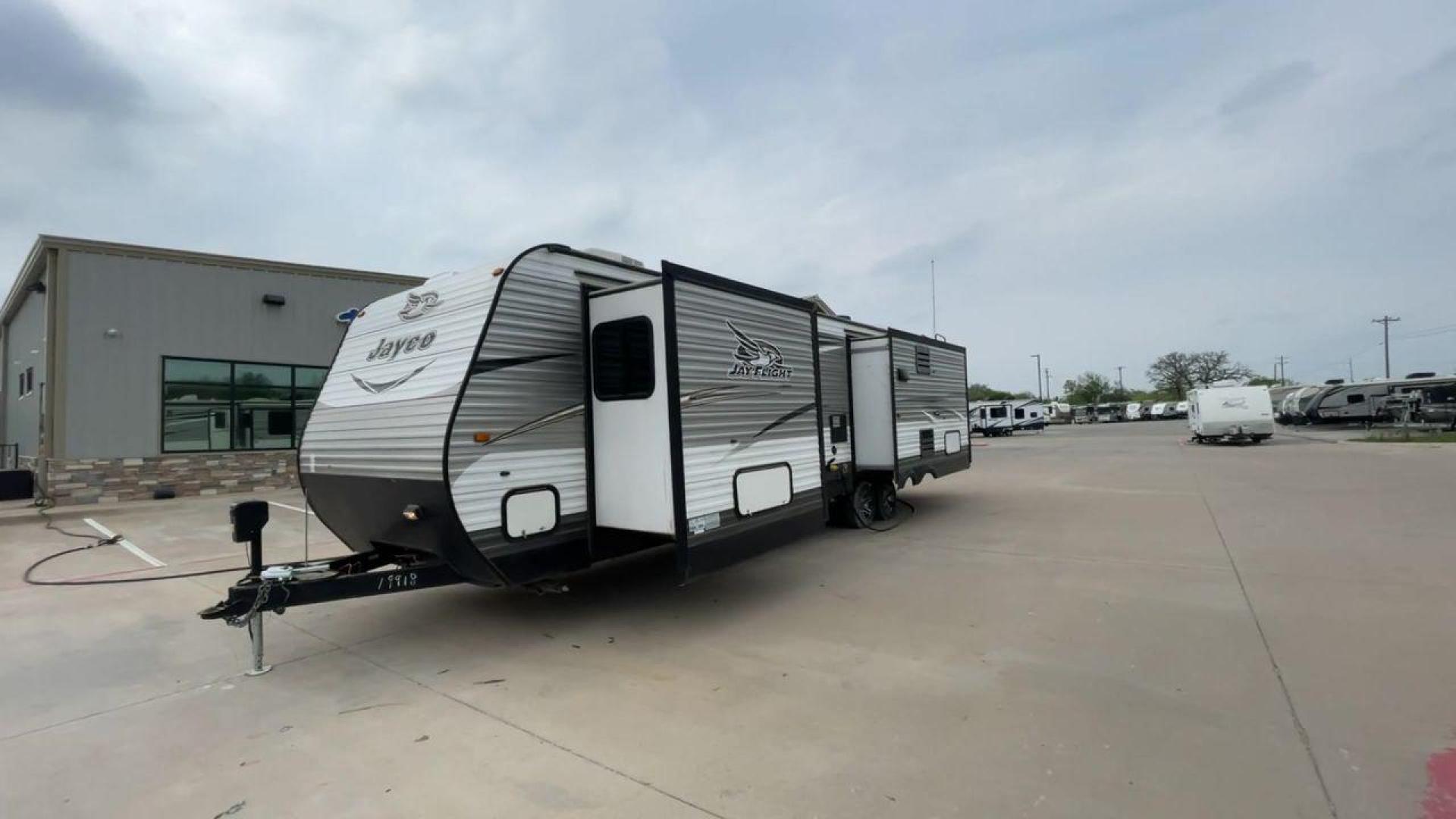 2016 JAYCO JAY FLIGHT 34RSBS (1UJBJ0BT0G1) , located at 4319 N Main St, Cleburne, TX, 76033, (817) 678-5133, 32.385960, -97.391212 - Photo#5