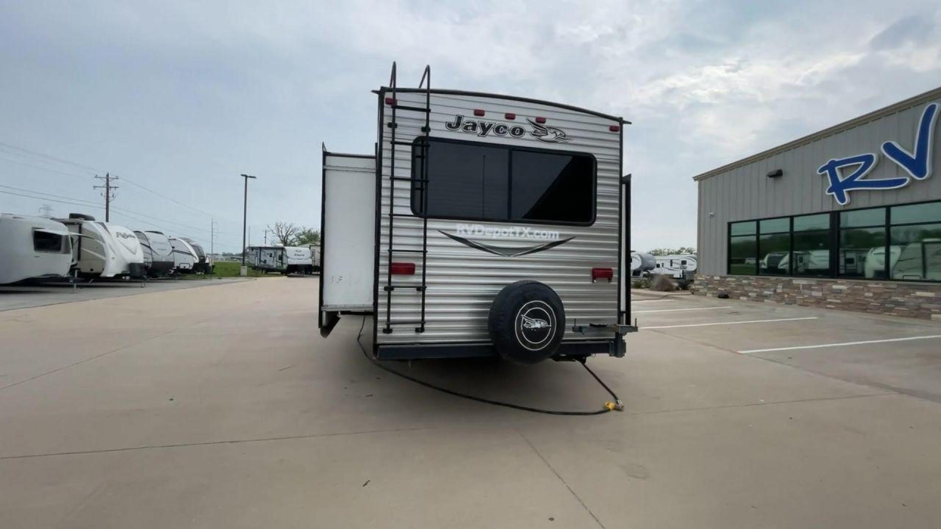 2016 JAYCO JAY FLIGHT 34RSBS (1UJBJ0BT0G1) , located at 4319 N Main St, Cleburne, TX, 76033, (817) 678-5133, 32.385960, -97.391212 - Photo#8