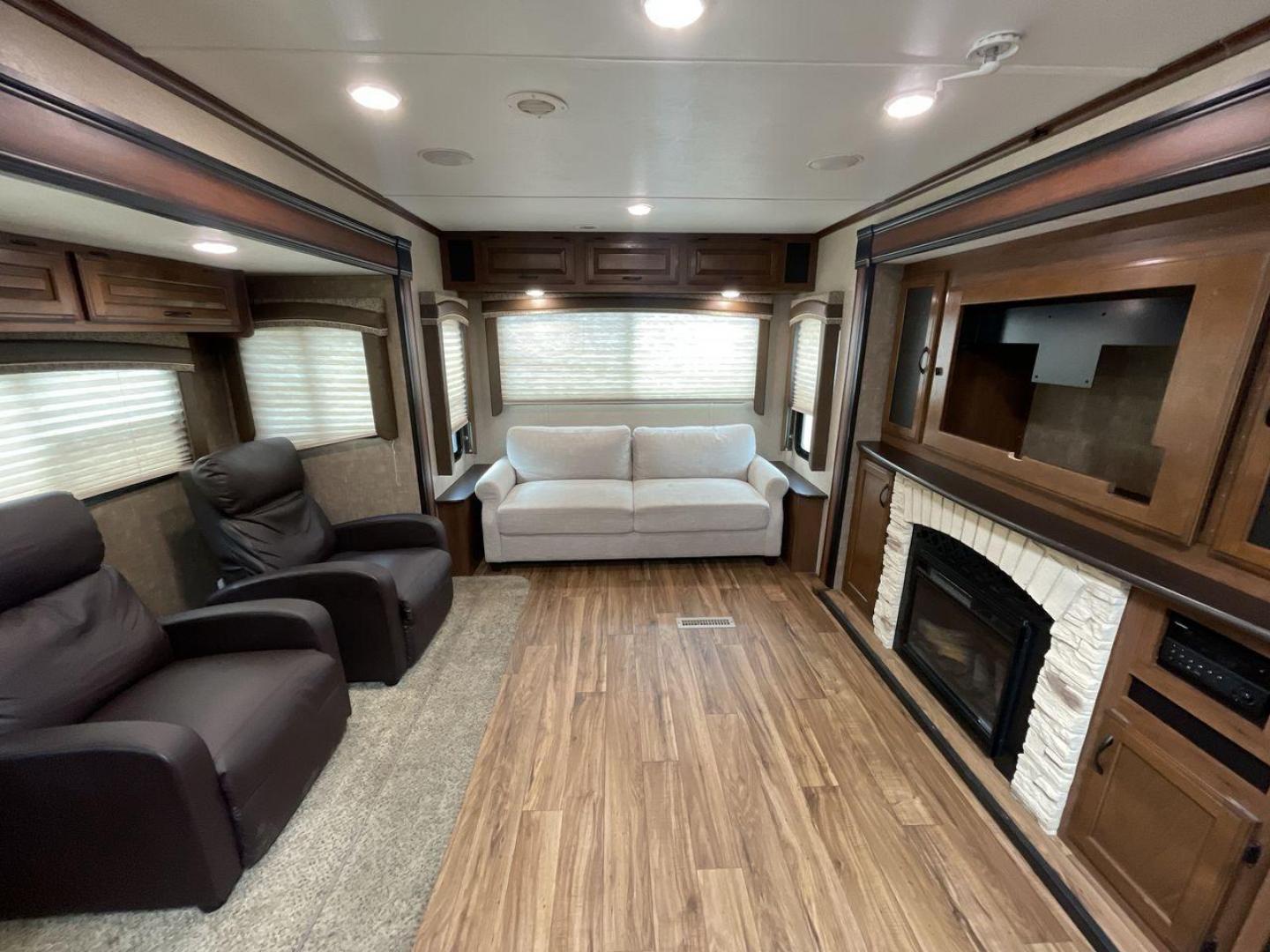 2016 JAYCO JAY FLIGHT 34RSBS (1UJBJ0BT0G1) , located at 4319 N Main St, Cleburne, TX, 76033, (817) 678-5133, 32.385960, -97.391212 - Photo#10