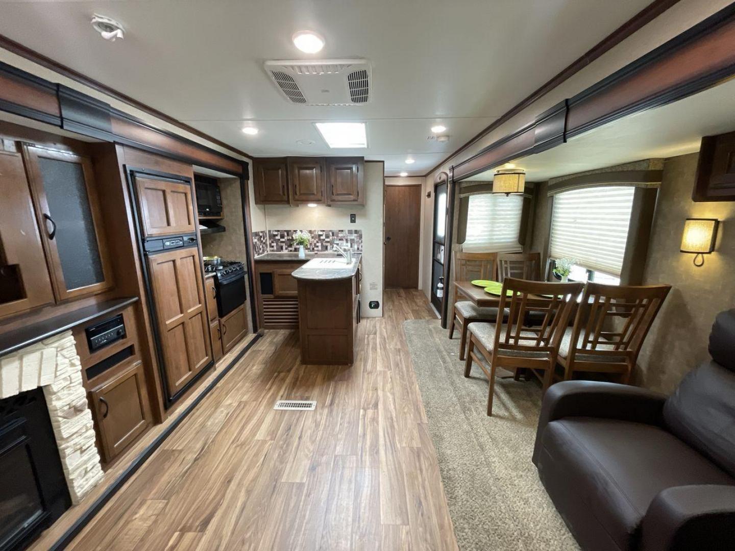 2016 JAYCO JAY FLIGHT 34RSBS (1UJBJ0BT0G1) , located at 4319 N Main St, Cleburne, TX, 76033, (817) 678-5133, 32.385960, -97.391212 - Photo#12