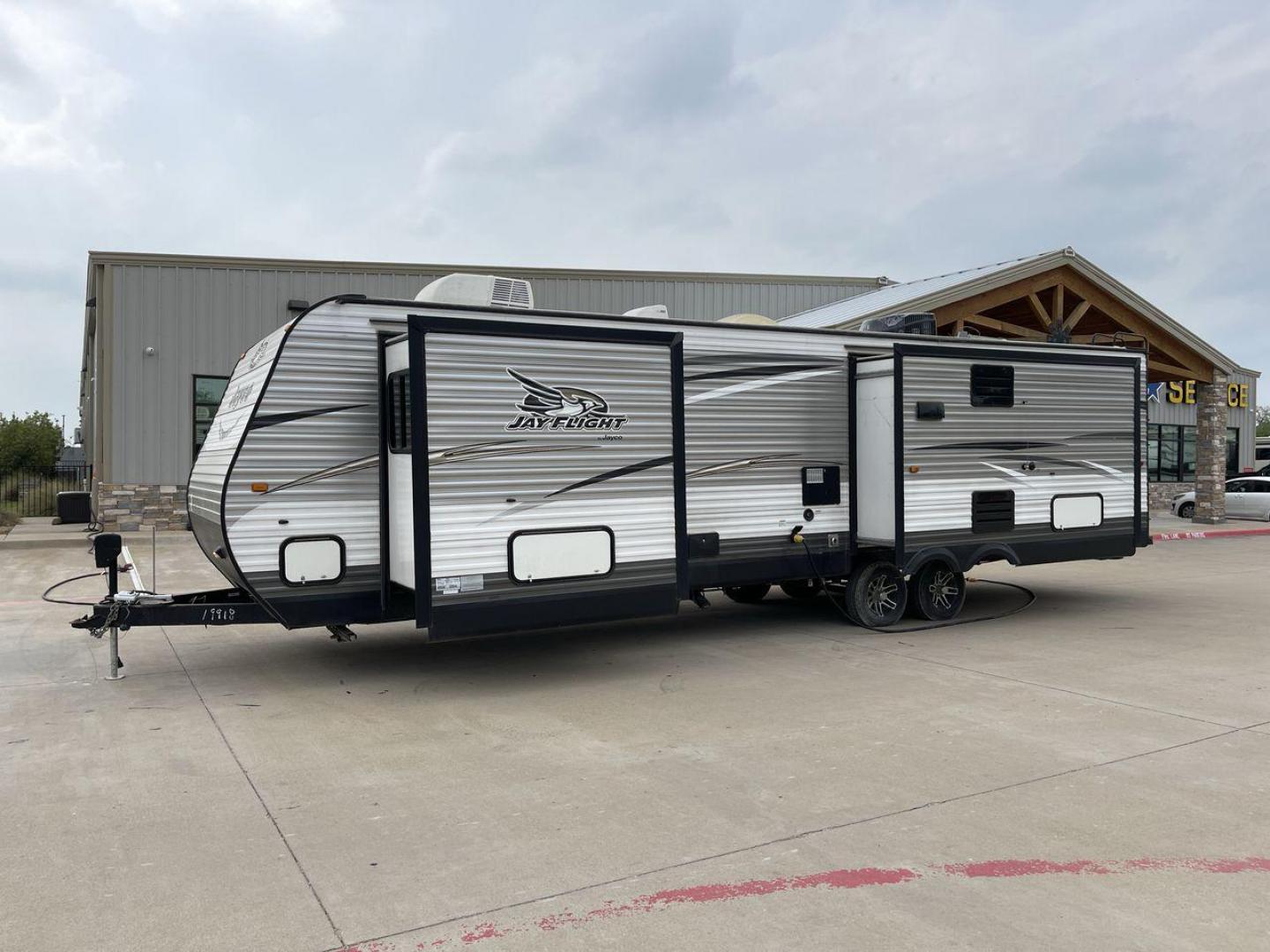 2016 JAYCO JAY FLIGHT 34RSBS (1UJBJ0BT0G1) , located at 4319 N Main St, Cleburne, TX, 76033, (817) 678-5133, 32.385960, -97.391212 - Photo#23