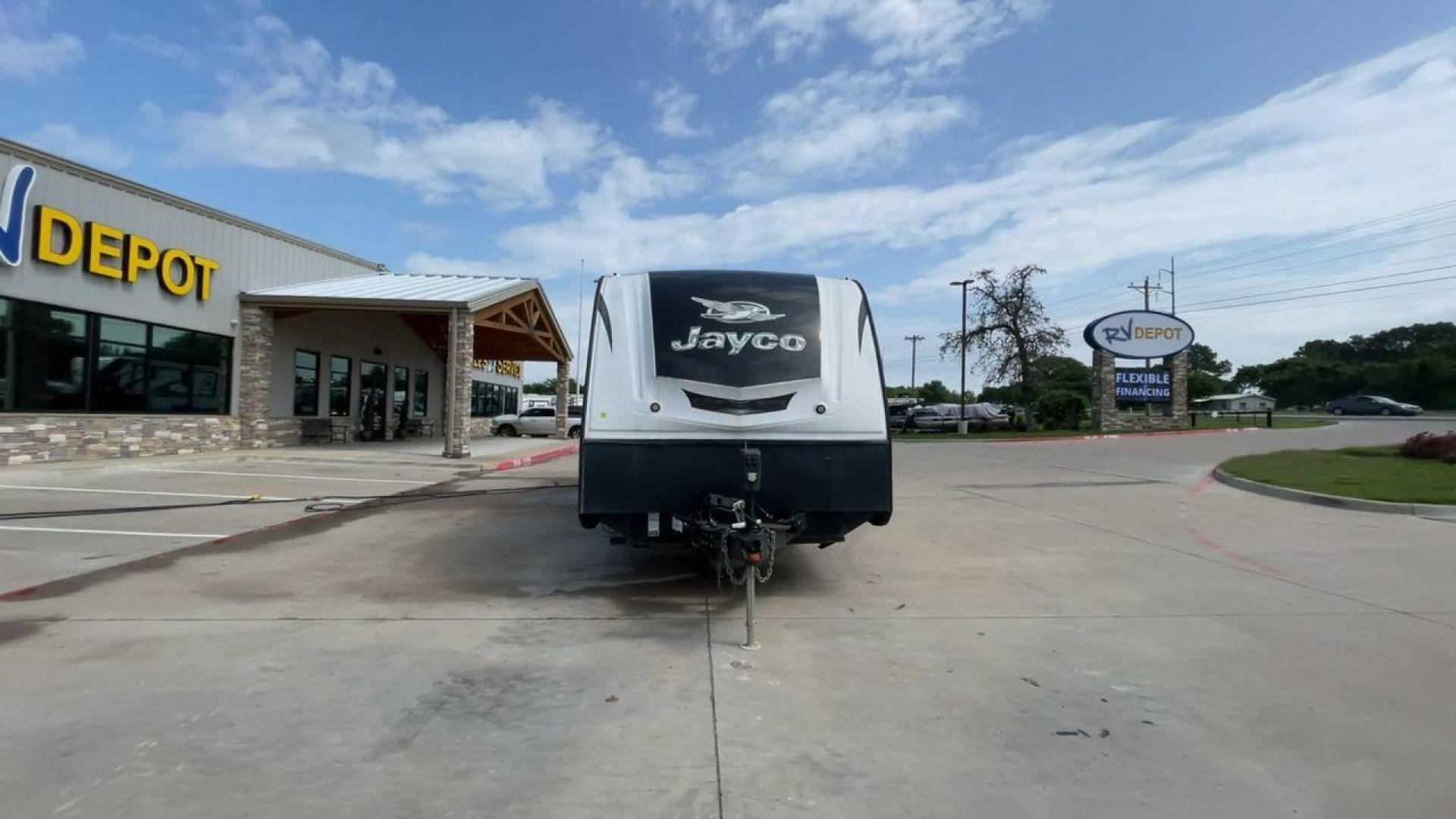 2016 JAYCO WHITE HAWK 27DSRL (1UJBJ0BP7G1) , located at 4319 N Main St, Cleburne, TX, 76033, (817) 678-5133, 32.385960, -97.391212 - Photo#4