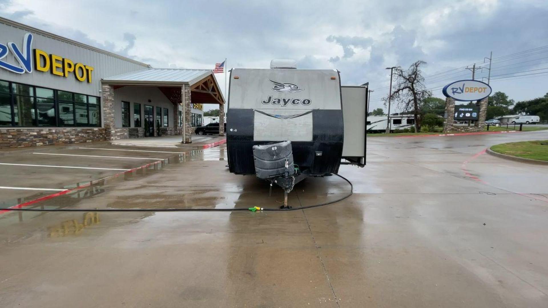 2016 WHITE JAYFLIGHT 31RLDS - (1UJBJ0BS3G1) , Length: 35.9 ft | Dry Weight: 7,610 lbs | Gross Weight: 10,250 lbs. | Slides: 2 transmission, located at 4319 N Main St, Cleburne, TX, 76033, (817) 678-5133, 32.385960, -97.391212 - The 2016 JayFlight 31RLDS Travel Trailer provides the most pleasant travel experience. With a length of 35.9 feet, this beautiful and spacious trailer provides plenty of area for entertainment and relaxation. It weighs 7,610 pounds dry and 10,250 pounds gross, making it both sturdy and easy to move. - Photo#4