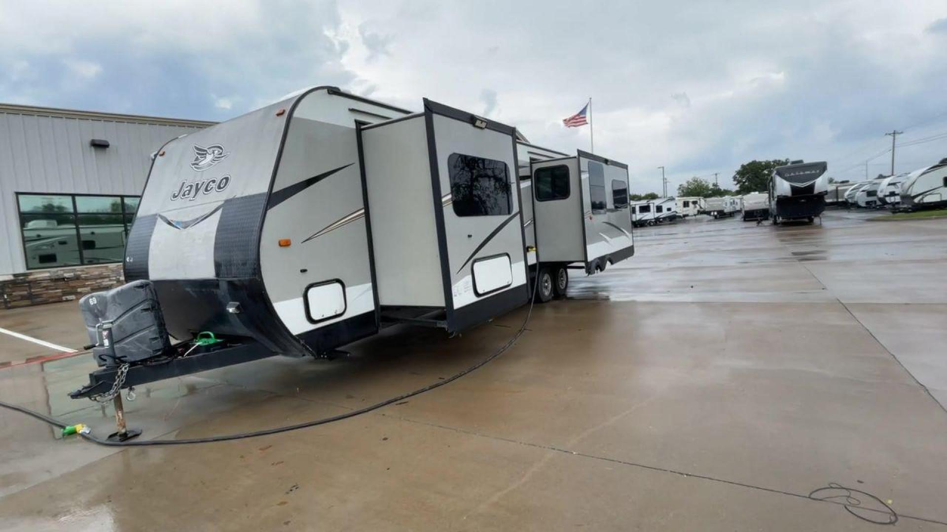 2016 WHITE JAYFLIGHT 31RLDS - (1UJBJ0BS3G1) , Length: 35.9 ft | Dry Weight: 7,610 lbs | Gross Weight: 10,250 lbs. | Slides: 2 transmission, located at 4319 N Main St, Cleburne, TX, 76033, (817) 678-5133, 32.385960, -97.391212 - The 2016 JayFlight 31RLDS Travel Trailer provides the most pleasant travel experience. With a length of 35.9 feet, this beautiful and spacious trailer provides plenty of area for entertainment and relaxation. It weighs 7,610 pounds dry and 10,250 pounds gross, making it both sturdy and easy to move. - Photo#5