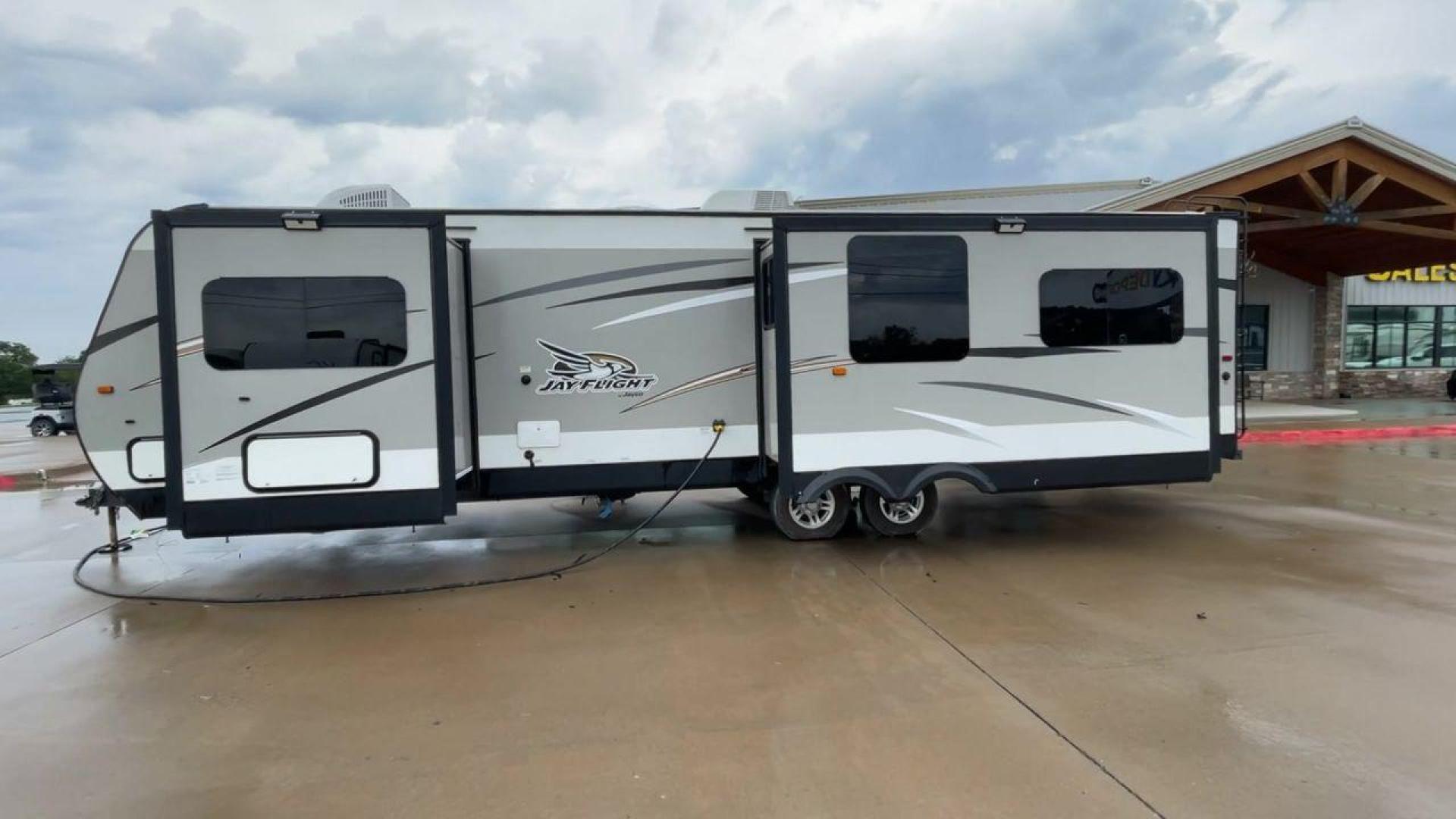 2016 WHITE JAYFLIGHT 31RLDS - (1UJBJ0BS3G1) , Length: 35.9 ft | Dry Weight: 7,610 lbs | Gross Weight: 10,250 lbs. | Slides: 2 transmission, located at 4319 N Main St, Cleburne, TX, 76033, (817) 678-5133, 32.385960, -97.391212 - The 2016 JayFlight 31RLDS Travel Trailer provides the most pleasant travel experience. With a length of 35.9 feet, this beautiful and spacious trailer provides plenty of area for entertainment and relaxation. It weighs 7,610 pounds dry and 10,250 pounds gross, making it both sturdy and easy to move. - Photo#6